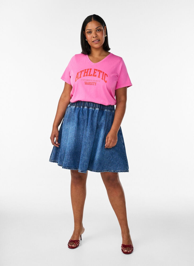 T-Shirt aus Bio-Baumwolle mit Varsity-Print und V-Ausschnitt, Rot, Model image number 1
