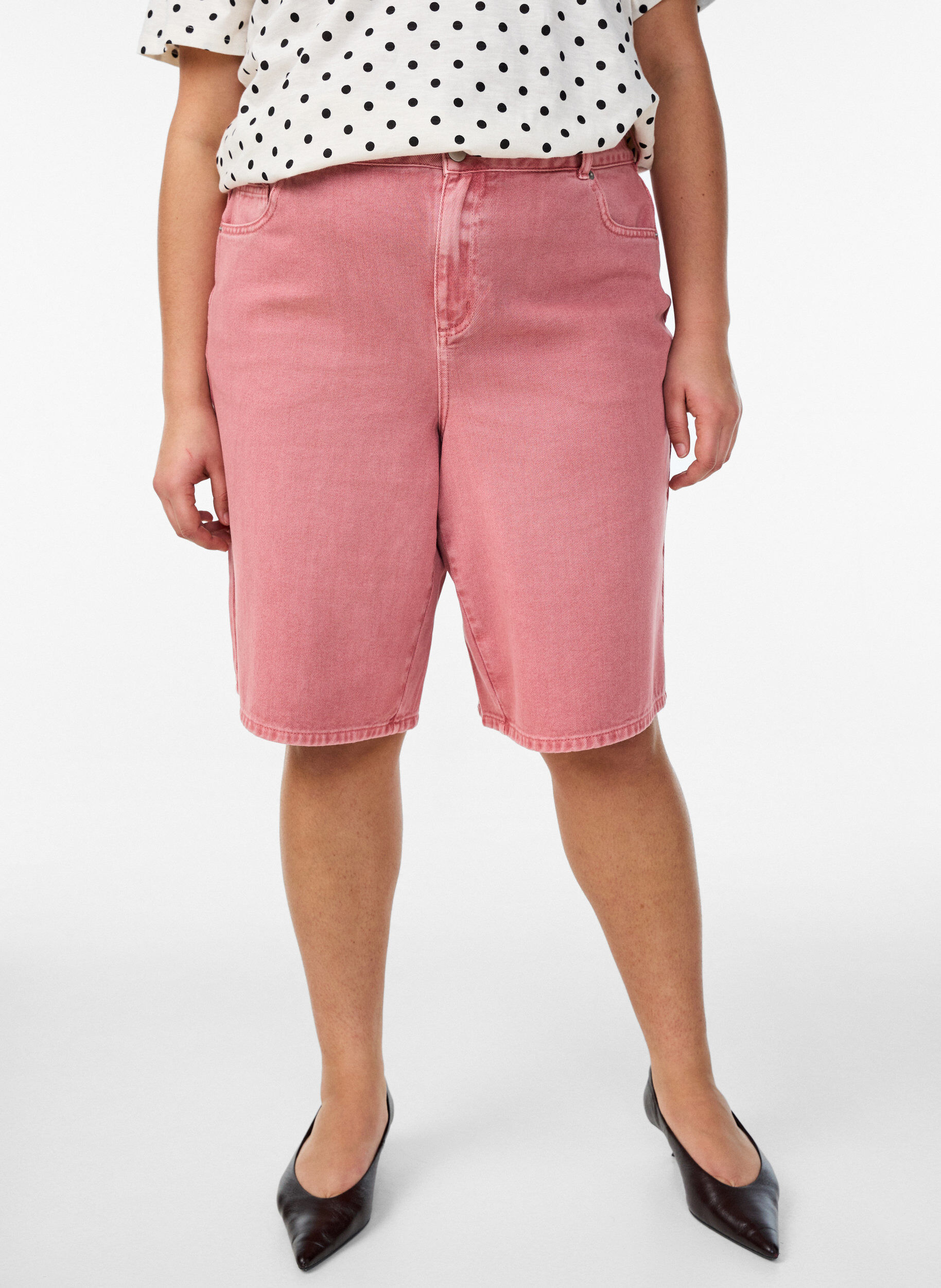 Hoch taillierte Bermudashorts aus farbigem Denim, Rot, Model