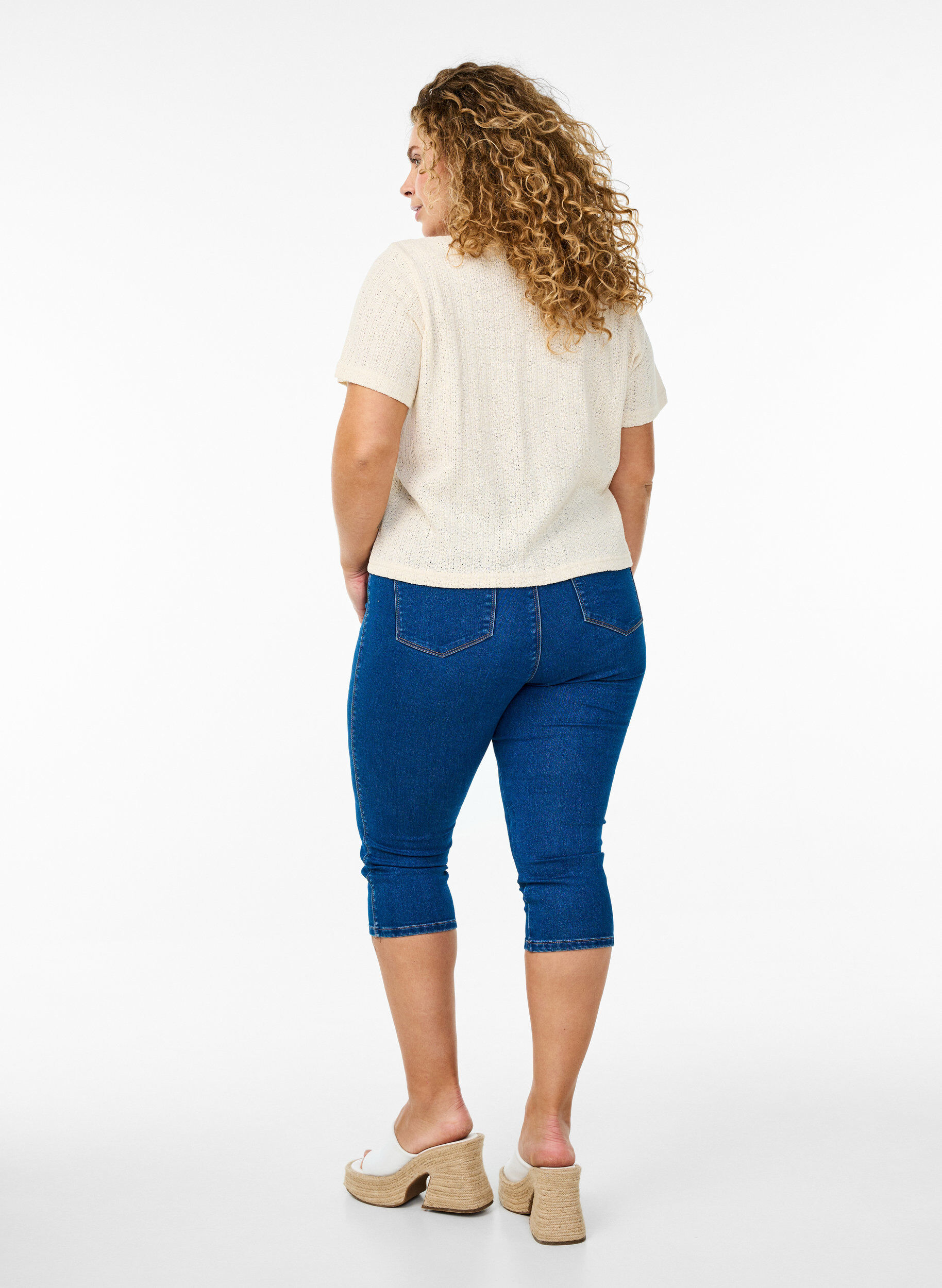 Zizzi Denim-Caprihosen mit elastischem Bund, Blau, Model image number 2