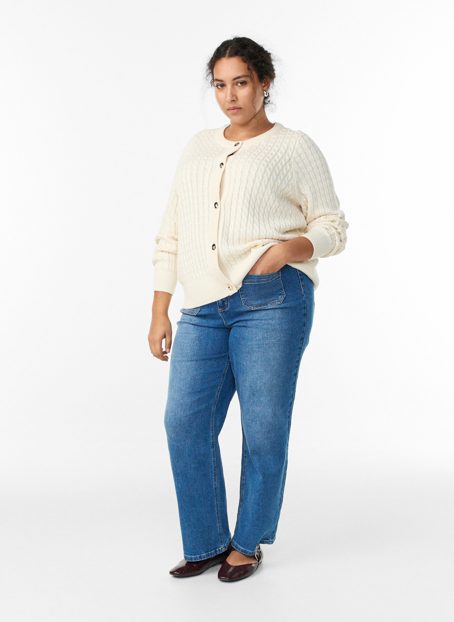 ZizziZopfmuster-Strickjacke mit goldenen Kn&ouml;pfen, Vanille, Model image number 1