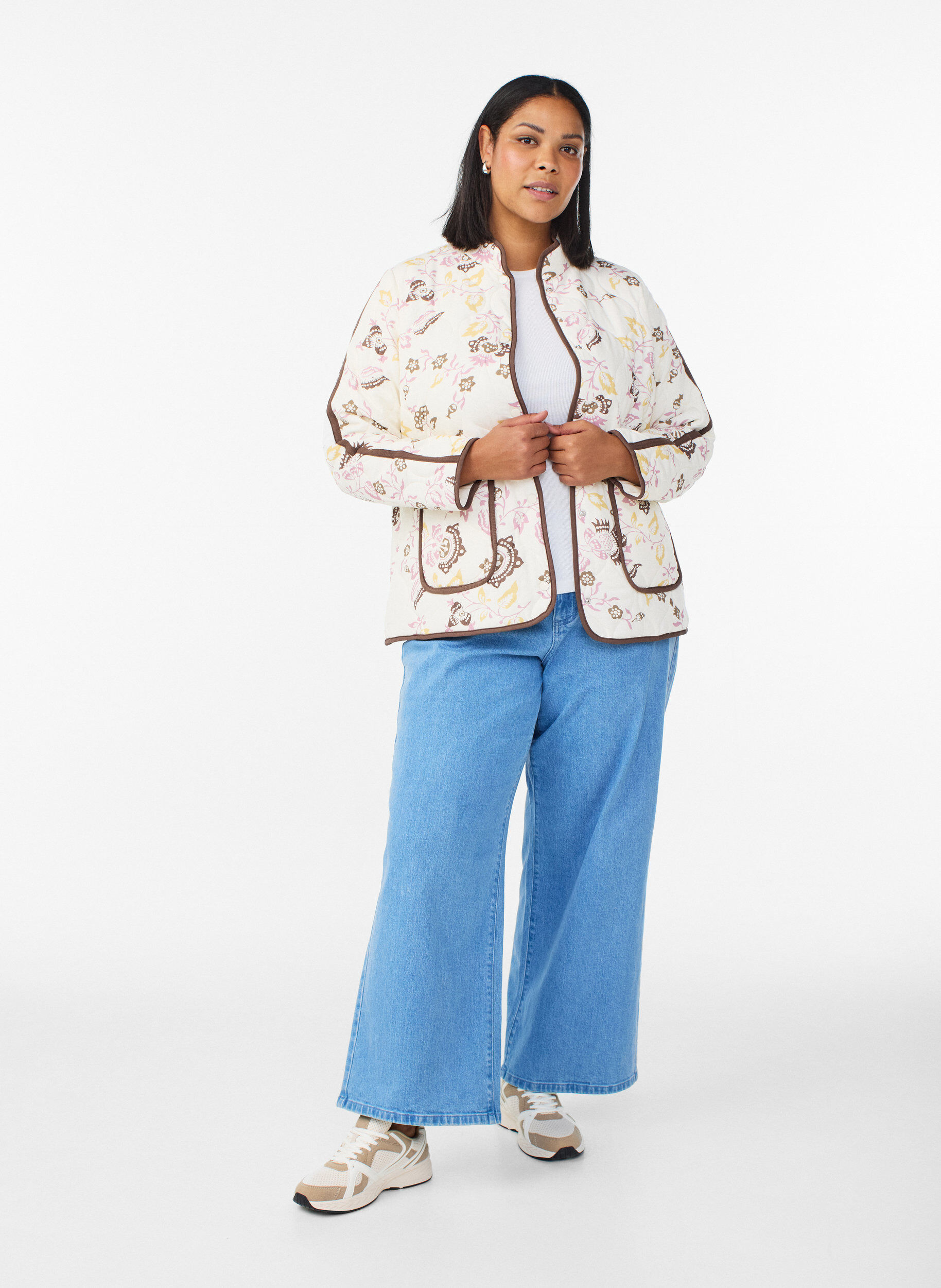 ZizziSteppjacke mit Kn&ouml;pfen und gebl&uuml;mtem Muster, Beige, Model image number 1