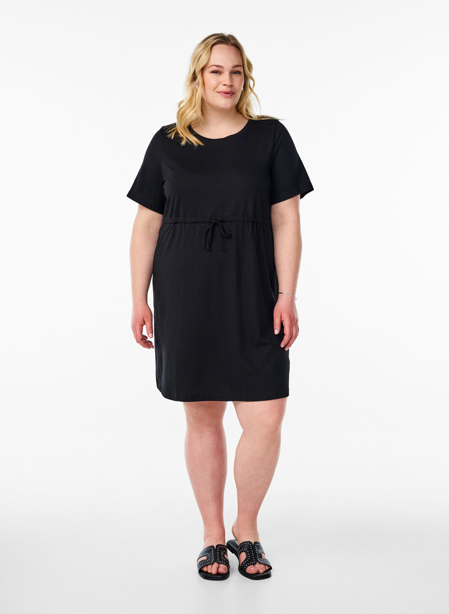 ZizziFLASH &ndash; Kurzes T-Shirt-Kleid mit Bindeg&uuml;rtel, Schwarz, Model image number 1