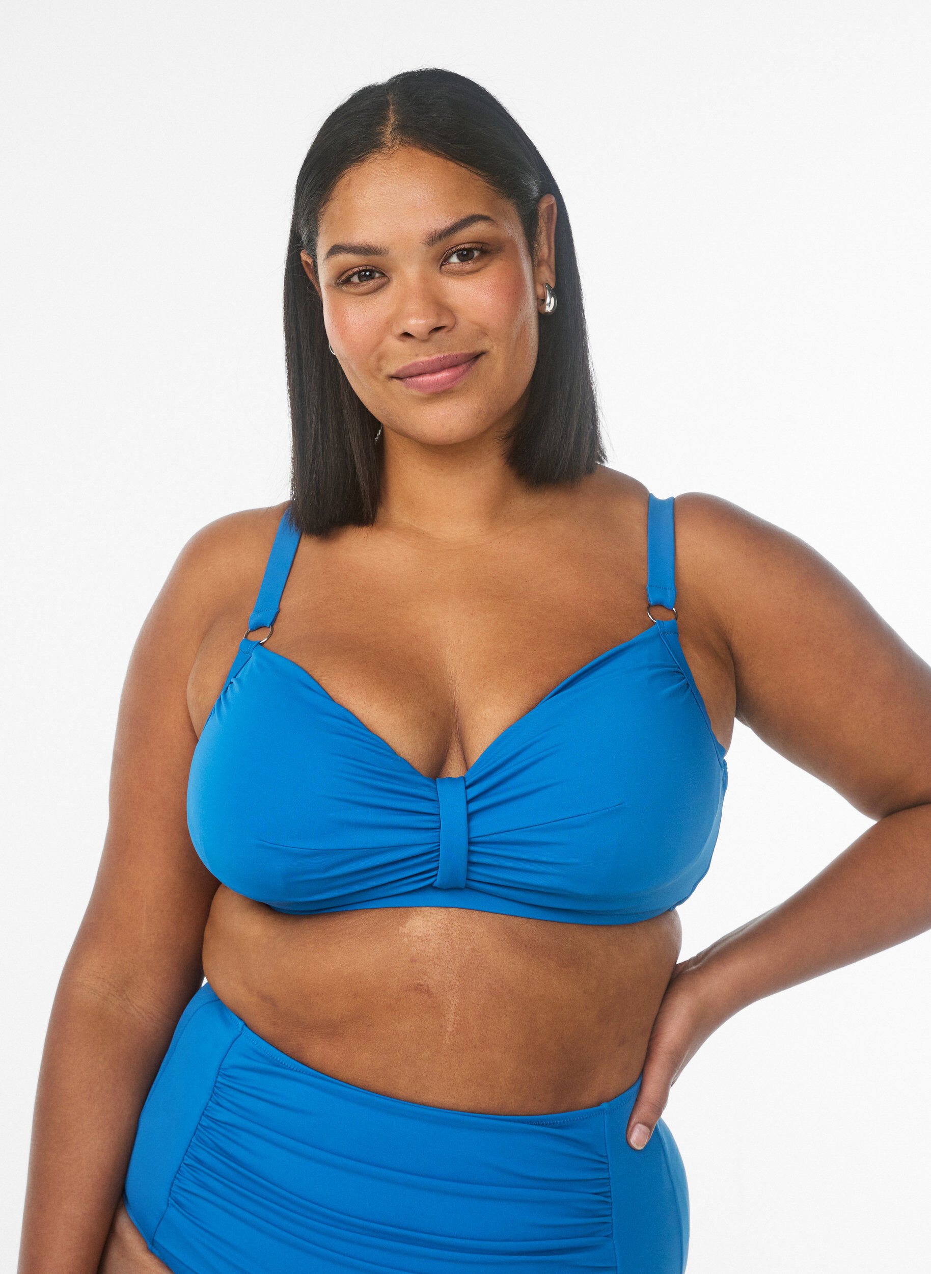 Bikini-BH mit B&uuml;gel und Drapierung, Blau, Model