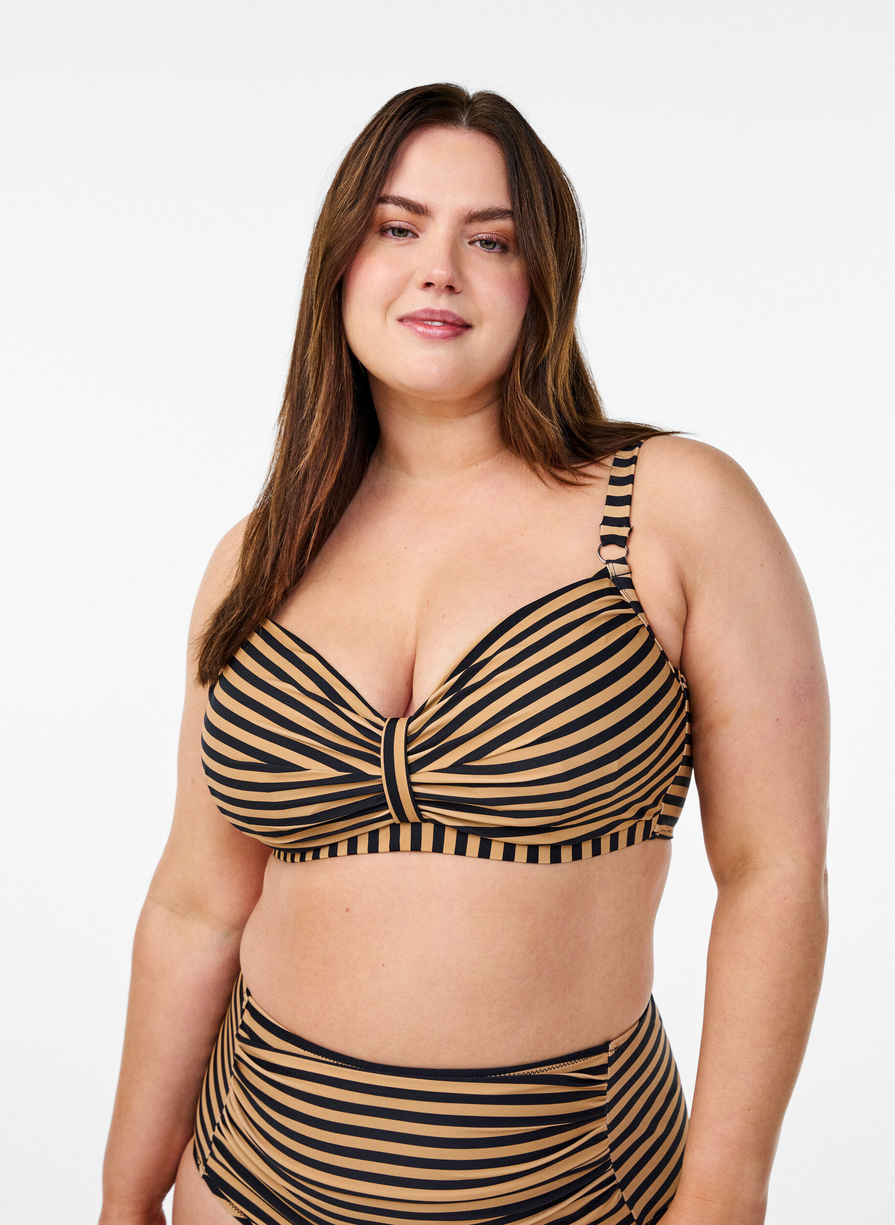 Bikinioberteil mit B&uuml;gel und Muster, Braun, Model