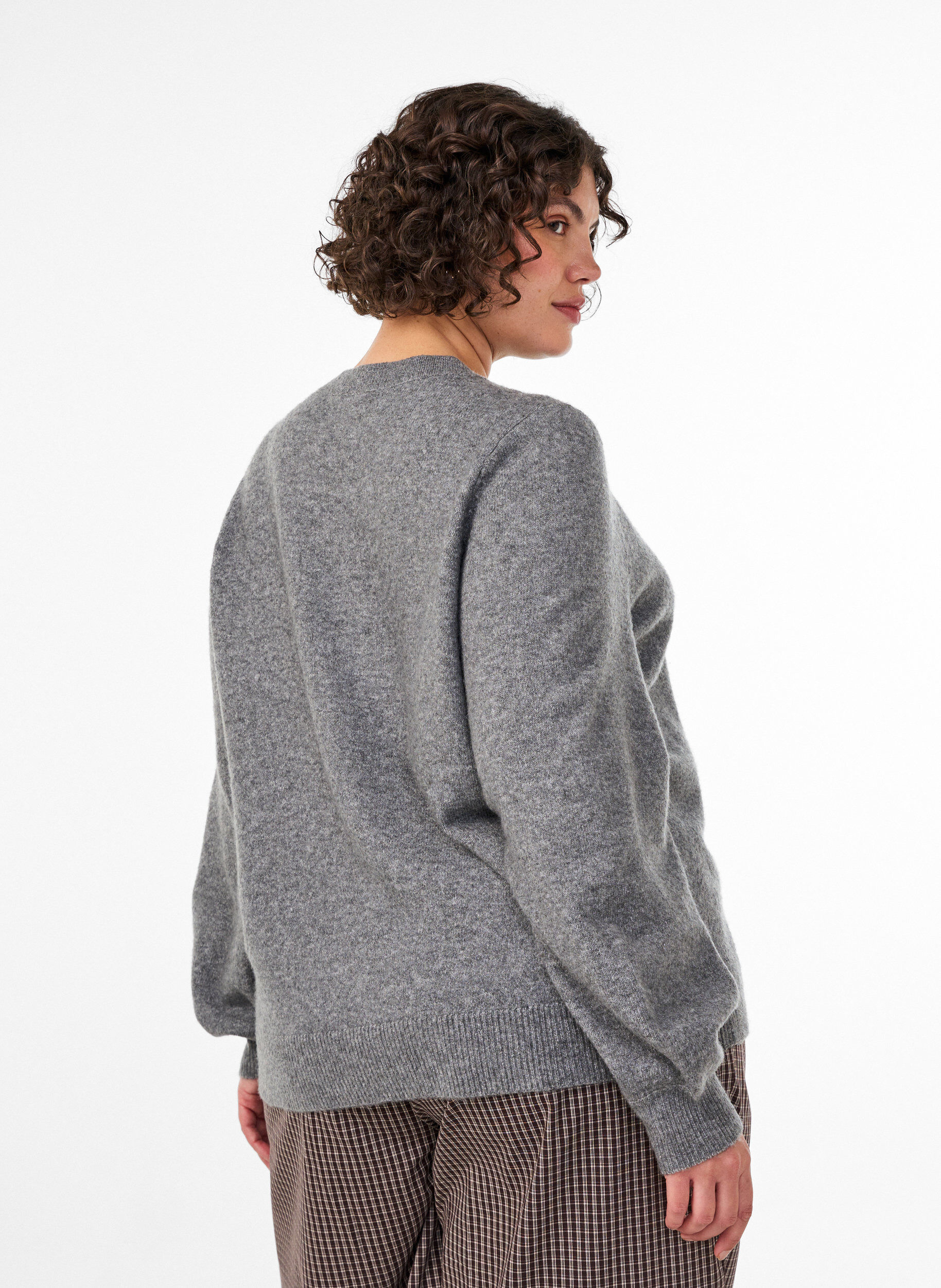 ZizziStrickjacke aus weichem Strick mit goldfarbenen Kn&ouml;pfen, Grau, Model image number 2