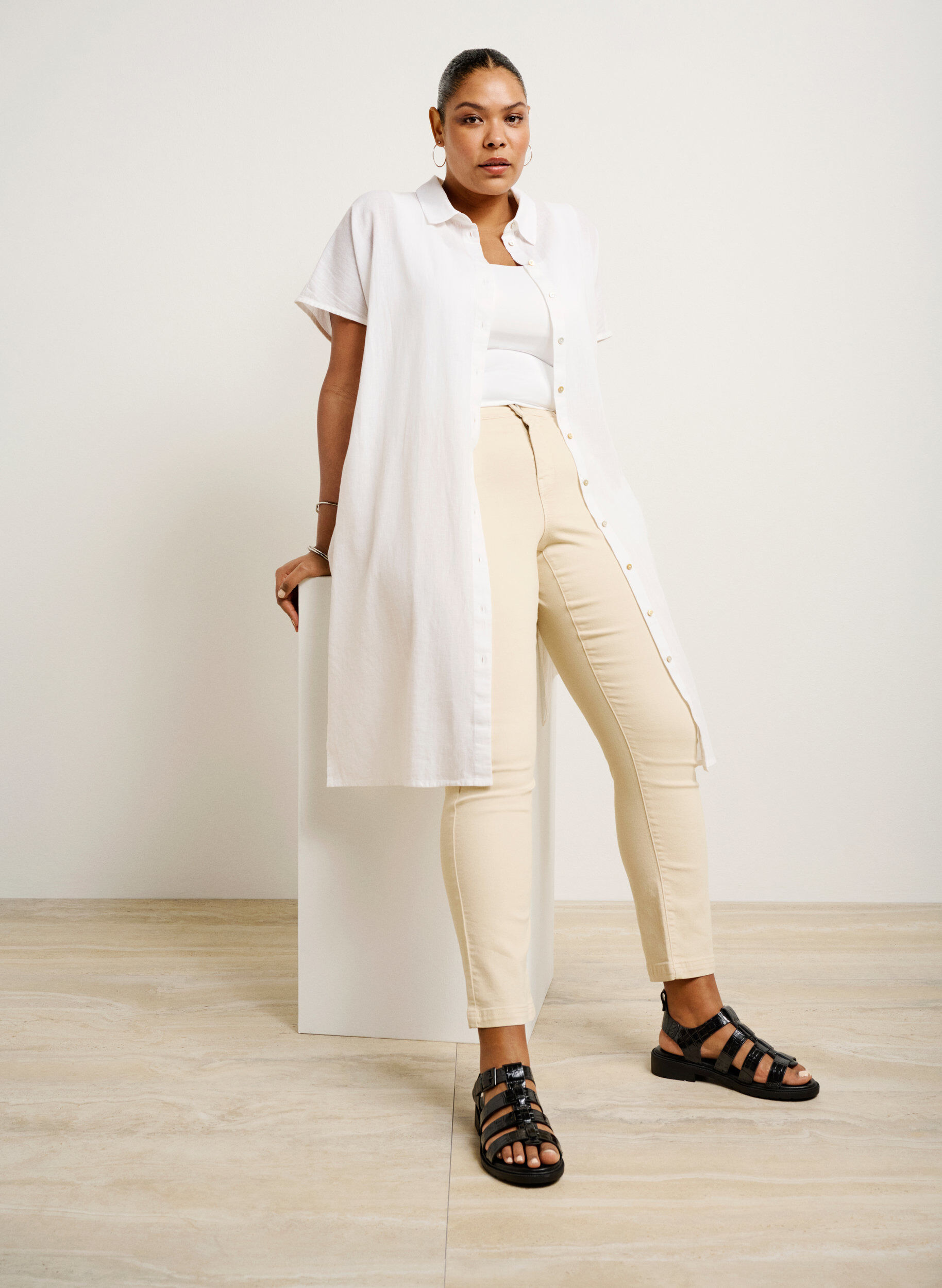 ZizziWeit geschnittene Sandale aus gl&auml;nzendem Krokodilleder, Black, Image image number 0