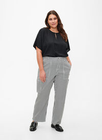 Gestreifte Cargo-Jeans mit gerader Passform, Black White Stripe, Model