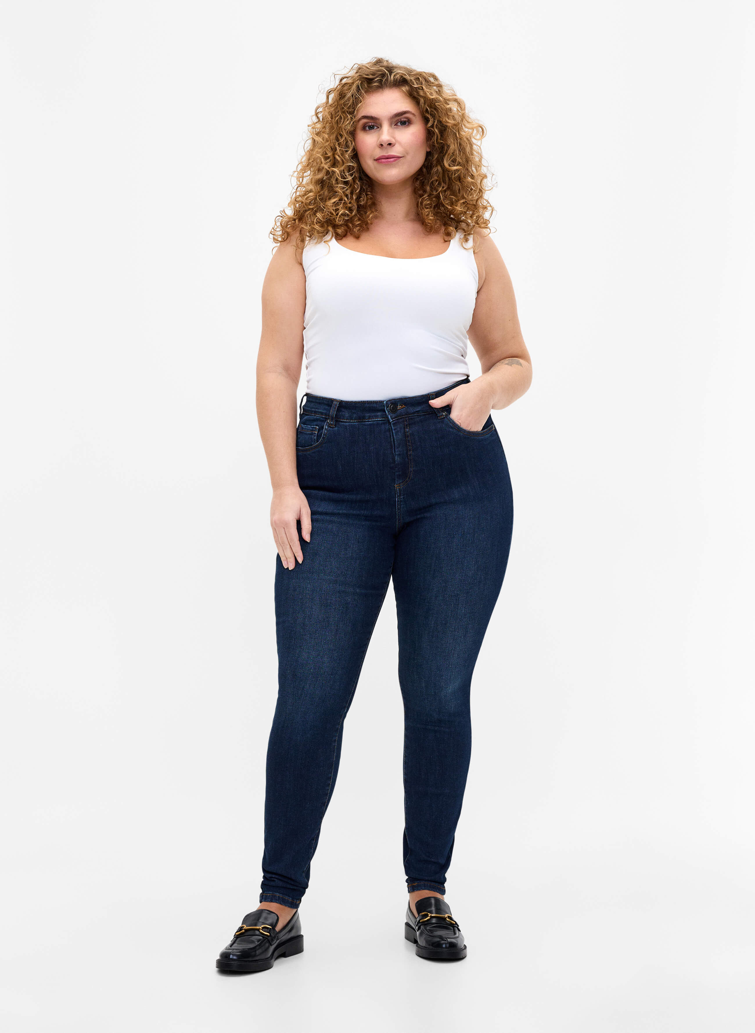 Super Slim-Fit-Jeans mit hoher Taille, Dark Blue, Model