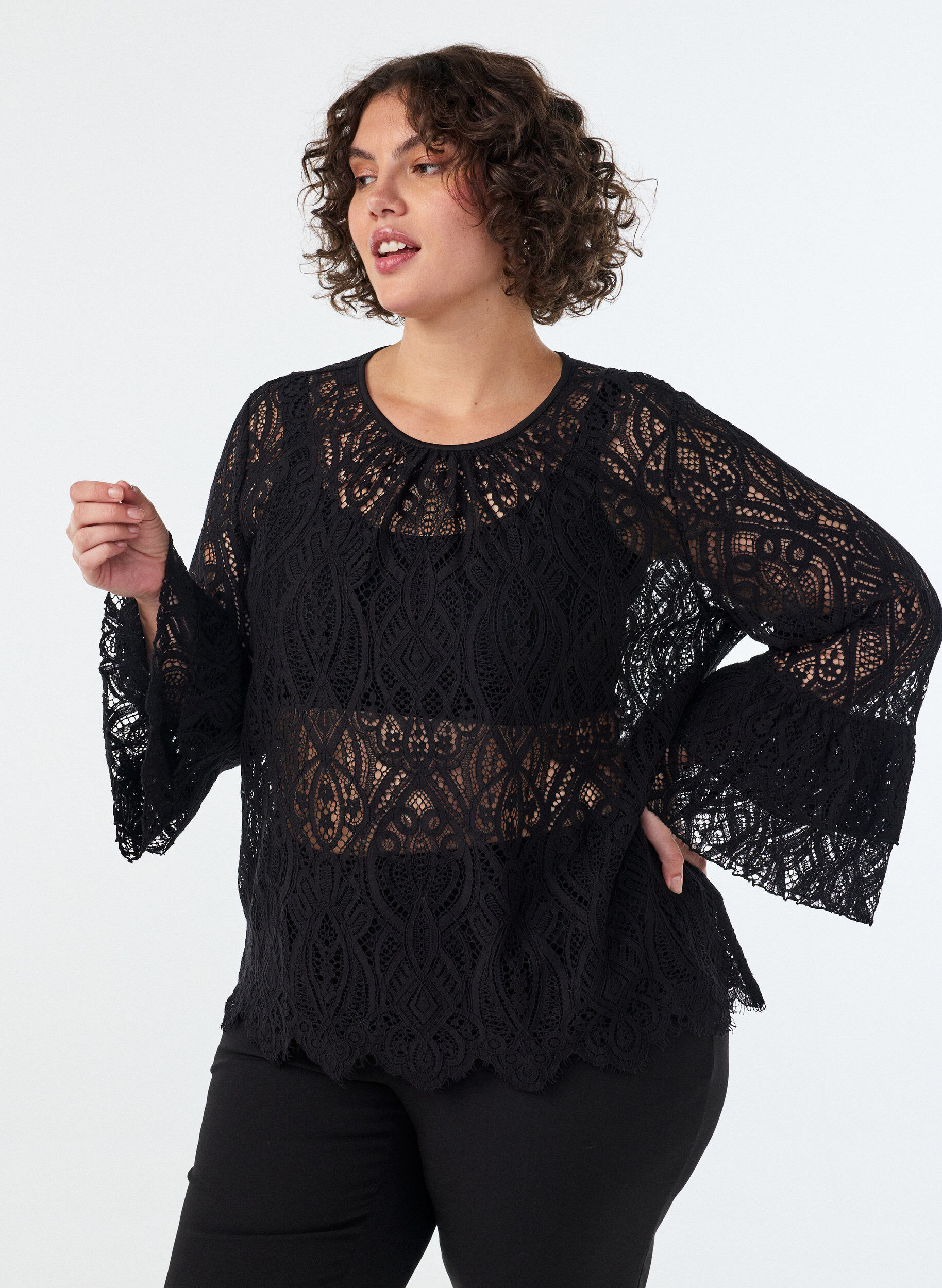 ZizziSpitzenbluse mit langen Trompeten&auml;rmeln und R&uuml;schen, Schwarz, Model image number 0