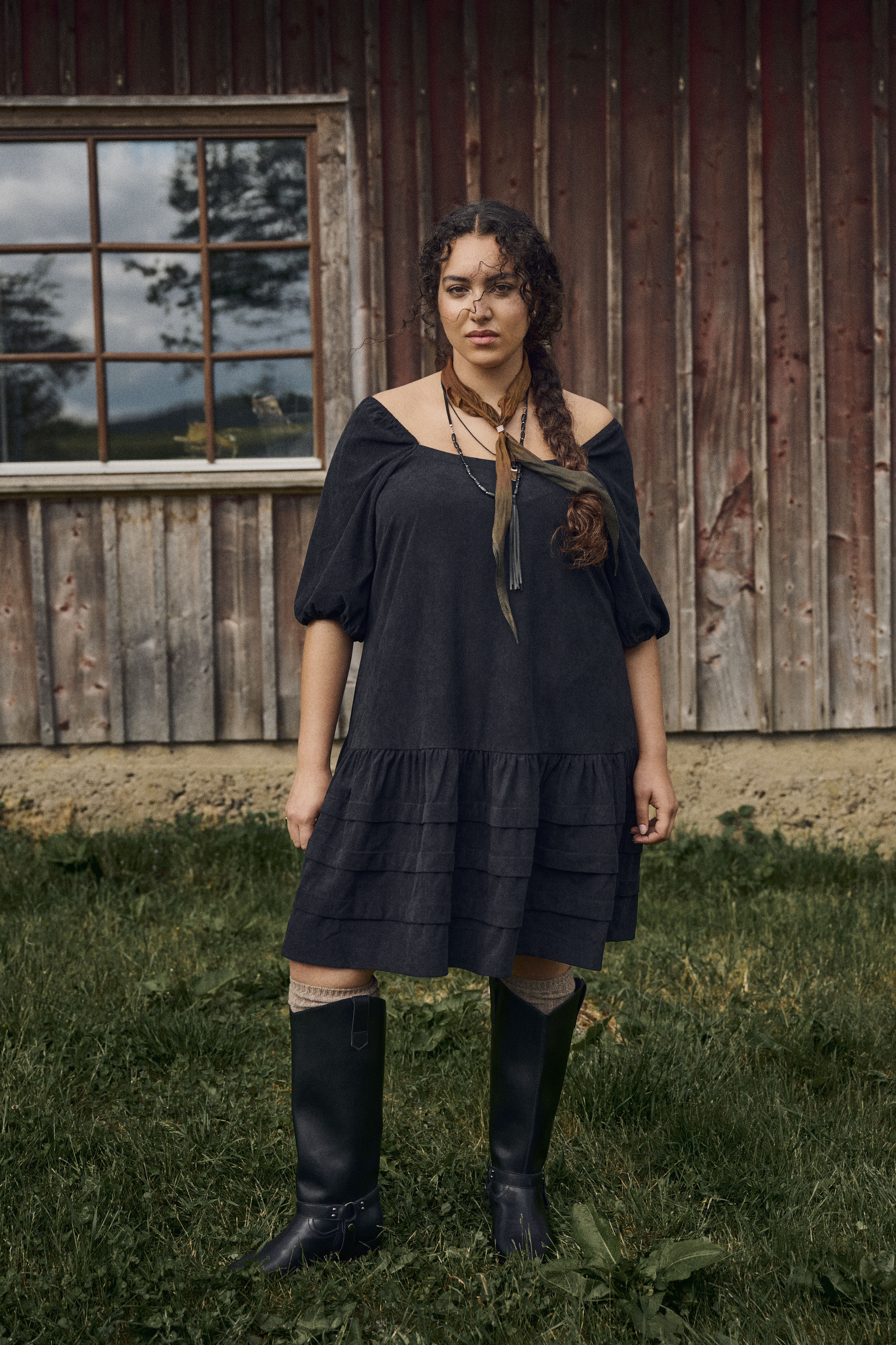 ZizziSamtkleid mit quadratischem Ausschnitt, , Model