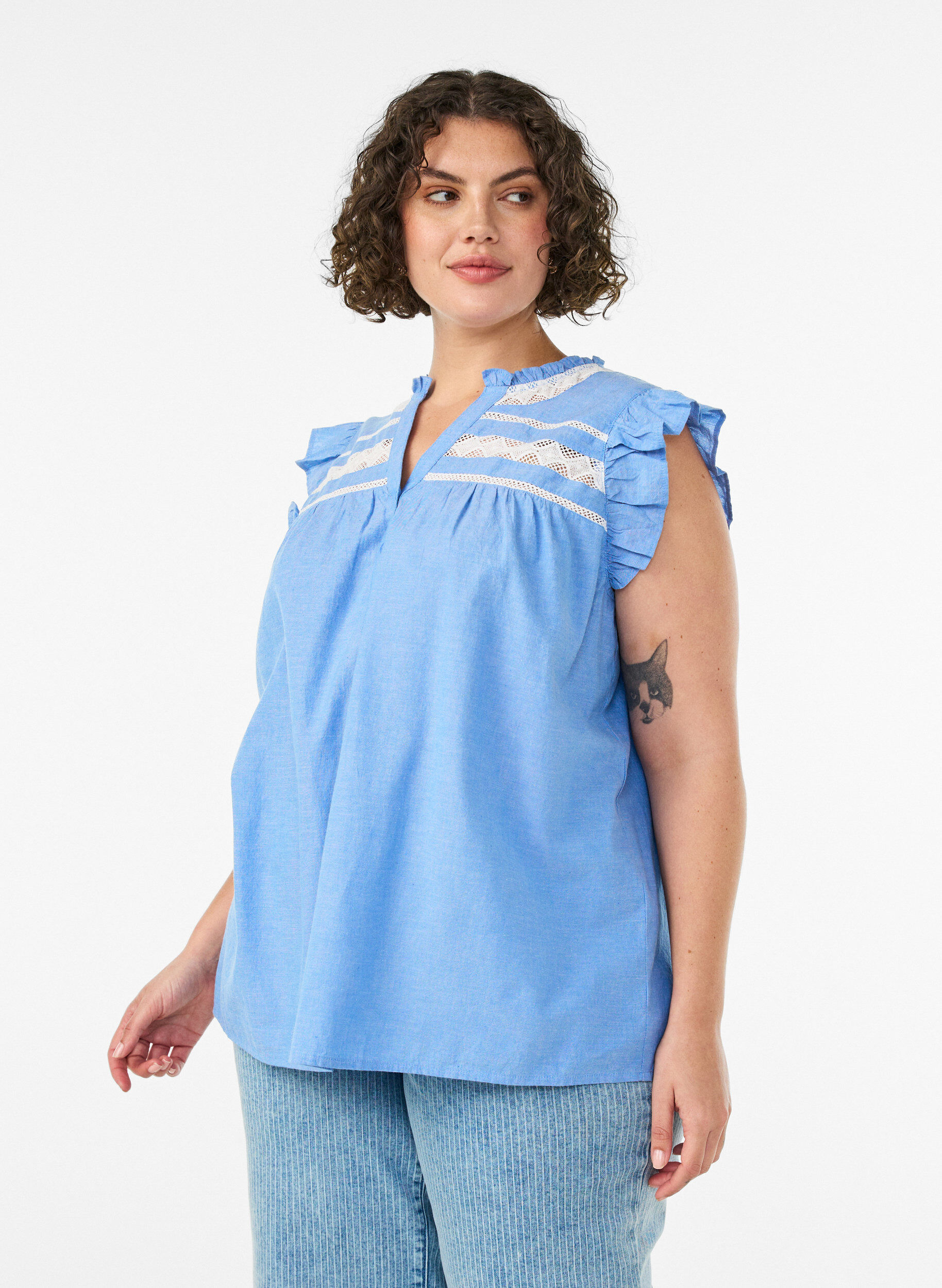 &Auml;rmellose Bluse aus Baumwolle mit R&uuml;schenkanten, Blau, Model