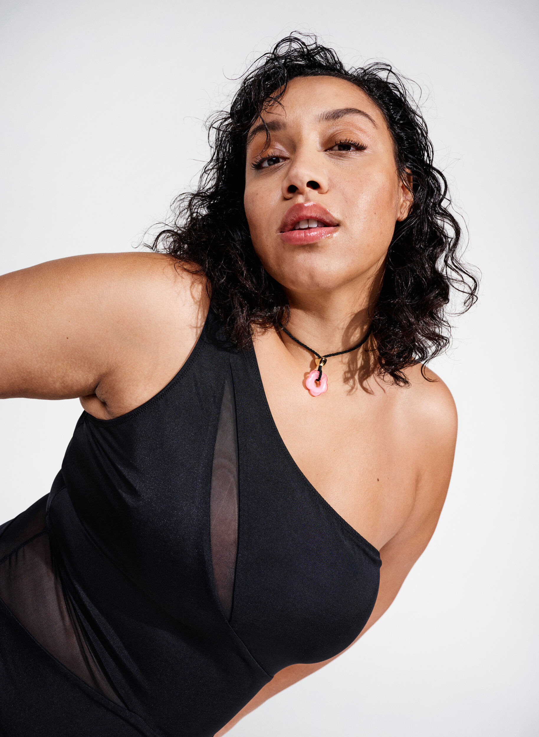 ZizziOne-Shoulder-Badeanzug mit Mesh, Black, Image image number 0