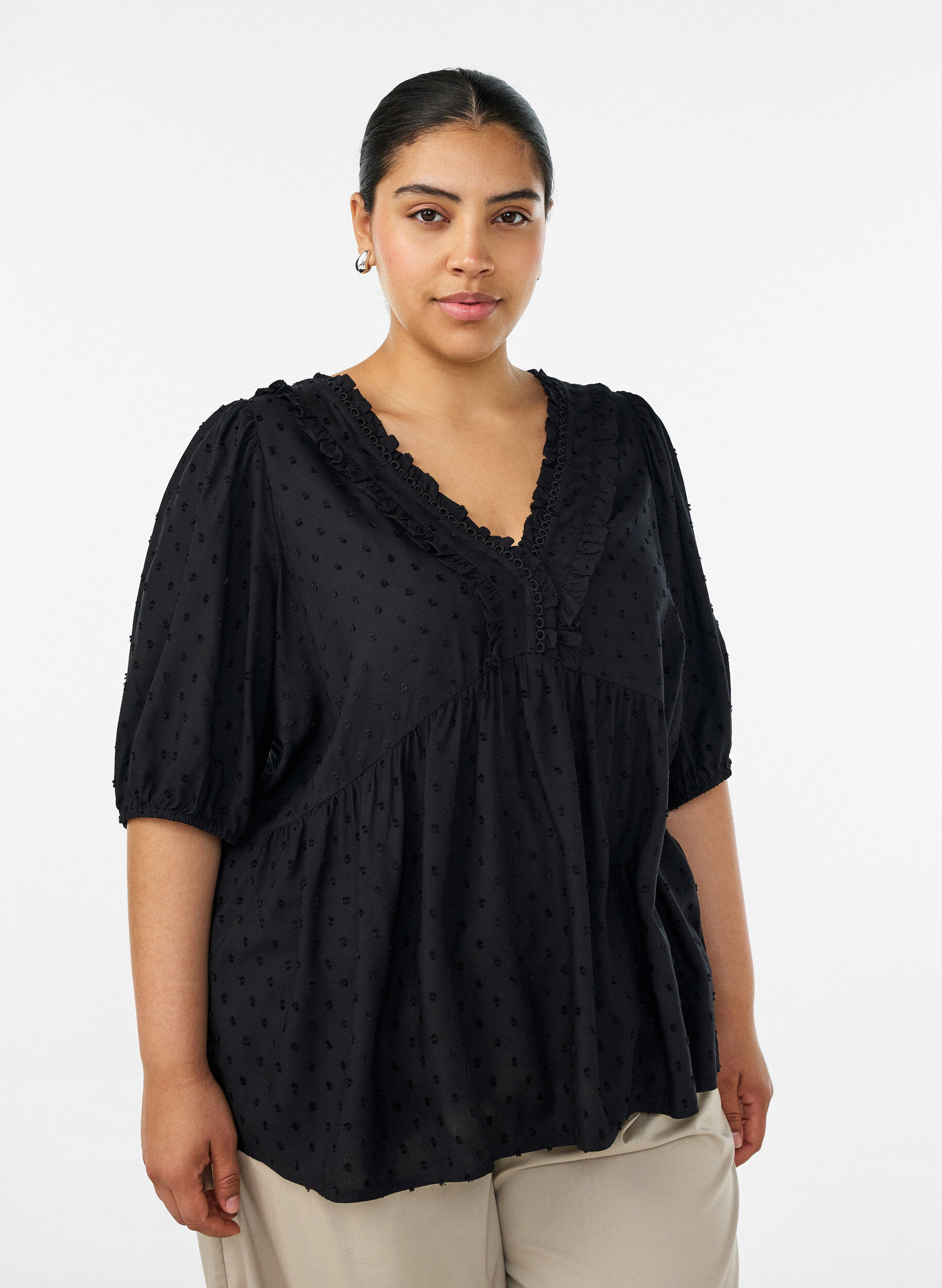Bluse aus Viskose mit gepunkteter Struktur und V-Ausschnitt, Schwarz, Model