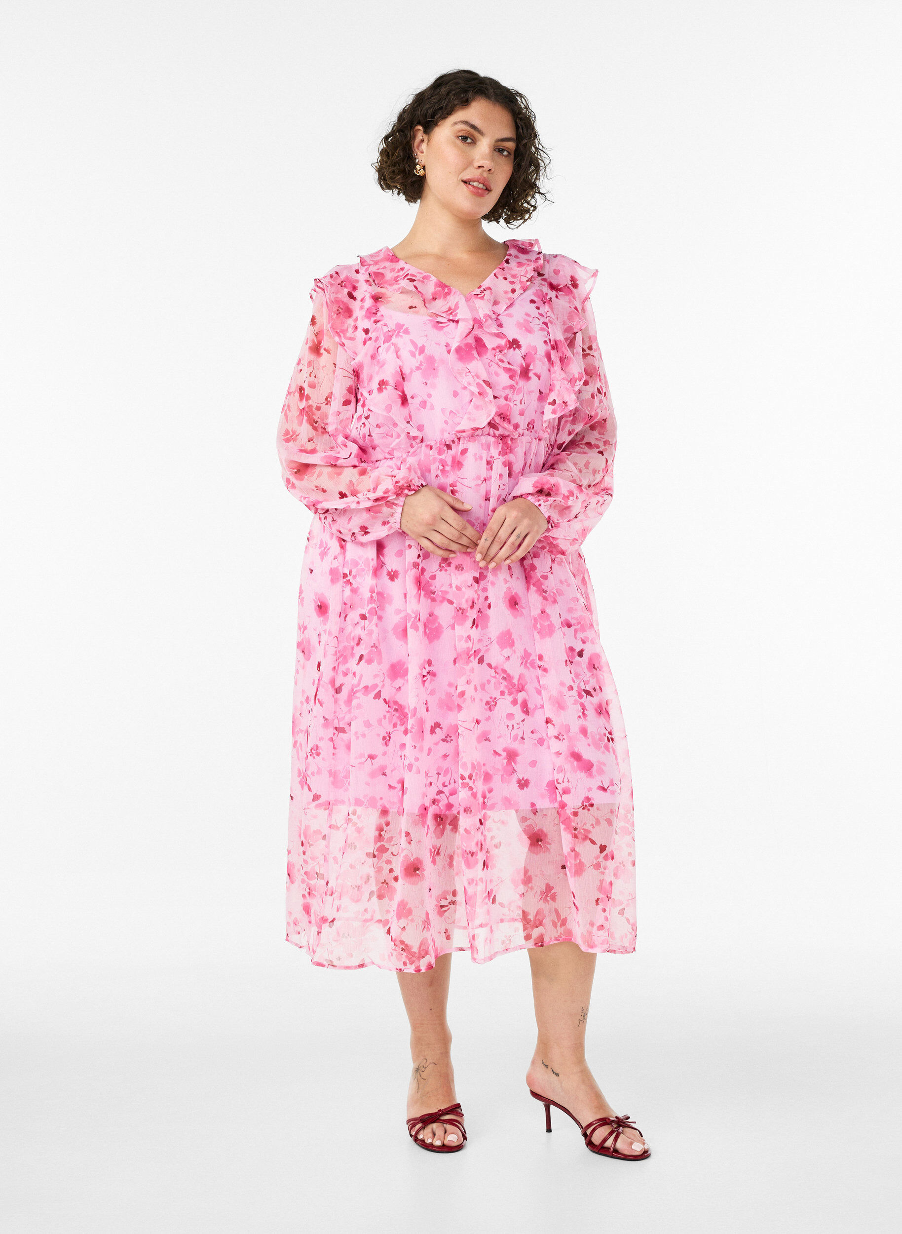 Gebl&uuml;mtes Kleid aus Chiffon mit R&uuml;schen und langen &Auml;rmeln, Pink, Model