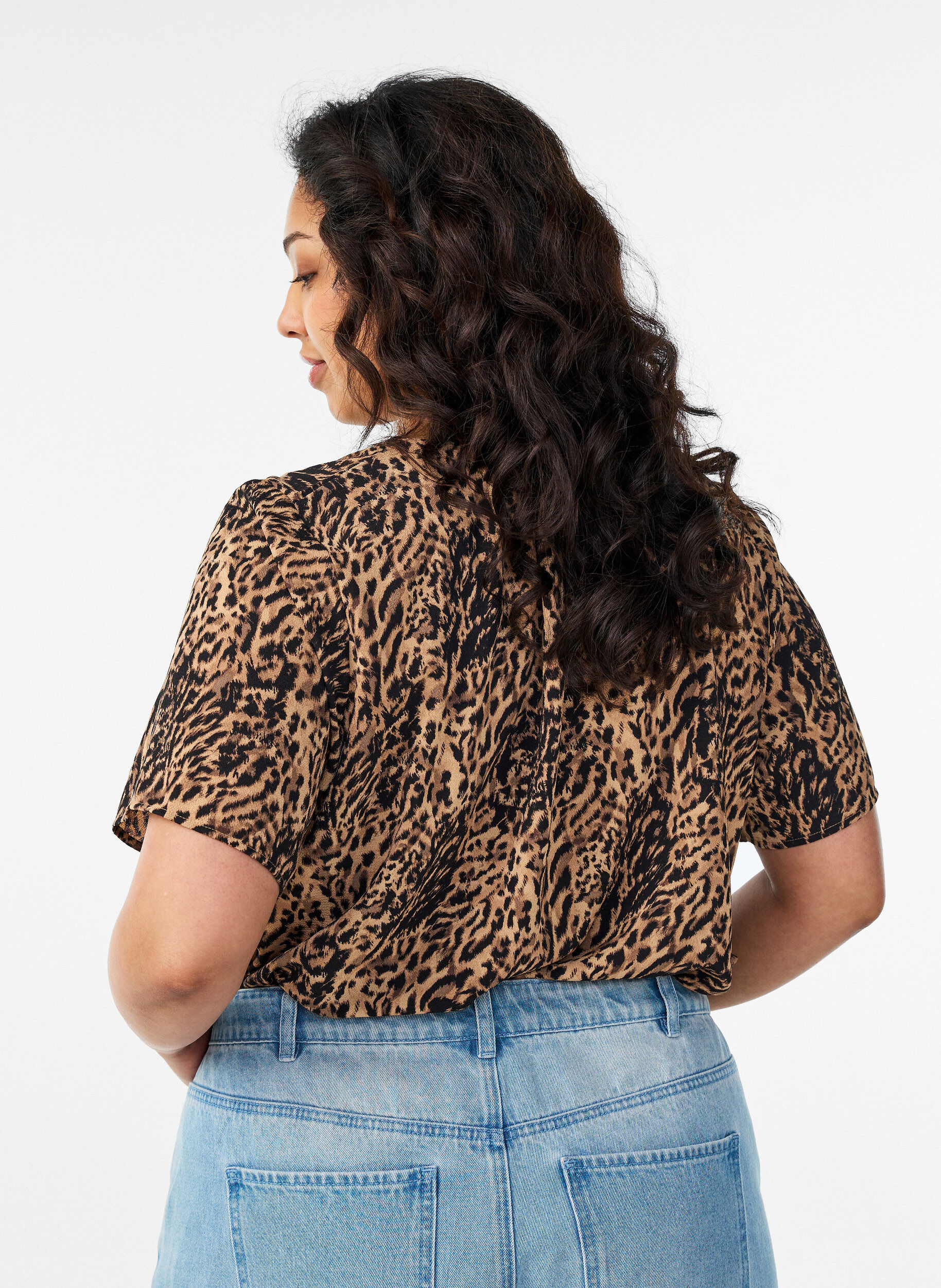 ZizziBluse mit kurzen &Auml;rmeln und V-Ausschnitt, Braun, Model image number 2