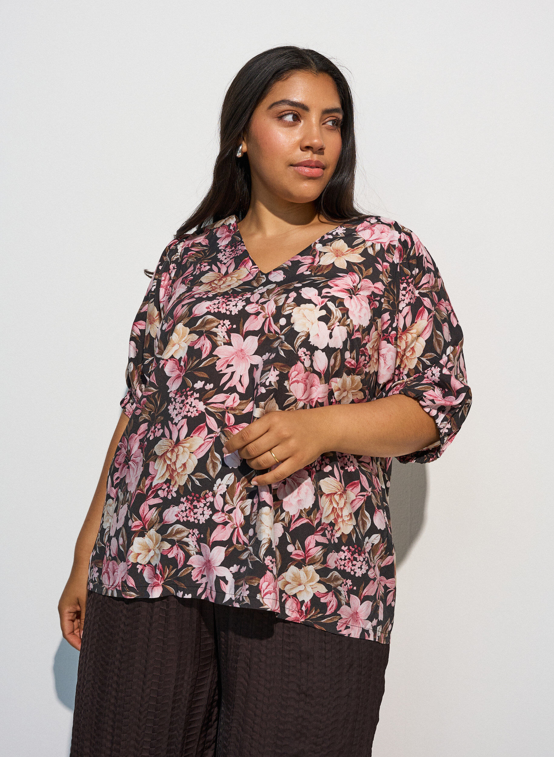 Bluse aus Viskose mit V-Ausschnitt, Rot, Model
