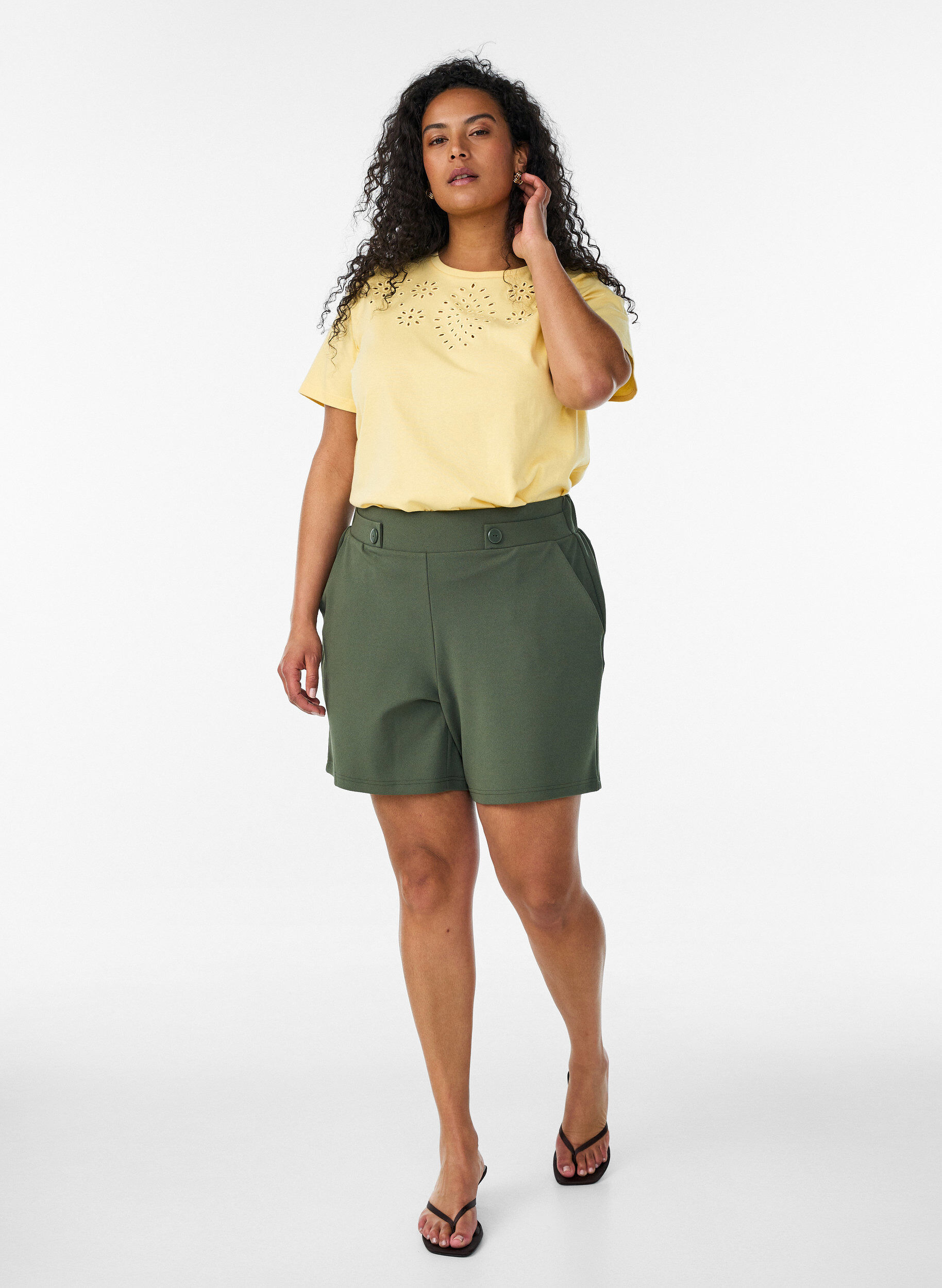 ZizziT-Shirt aus Bio-Baumwolle mit Lochstickerei, Gelb, Model image number 1