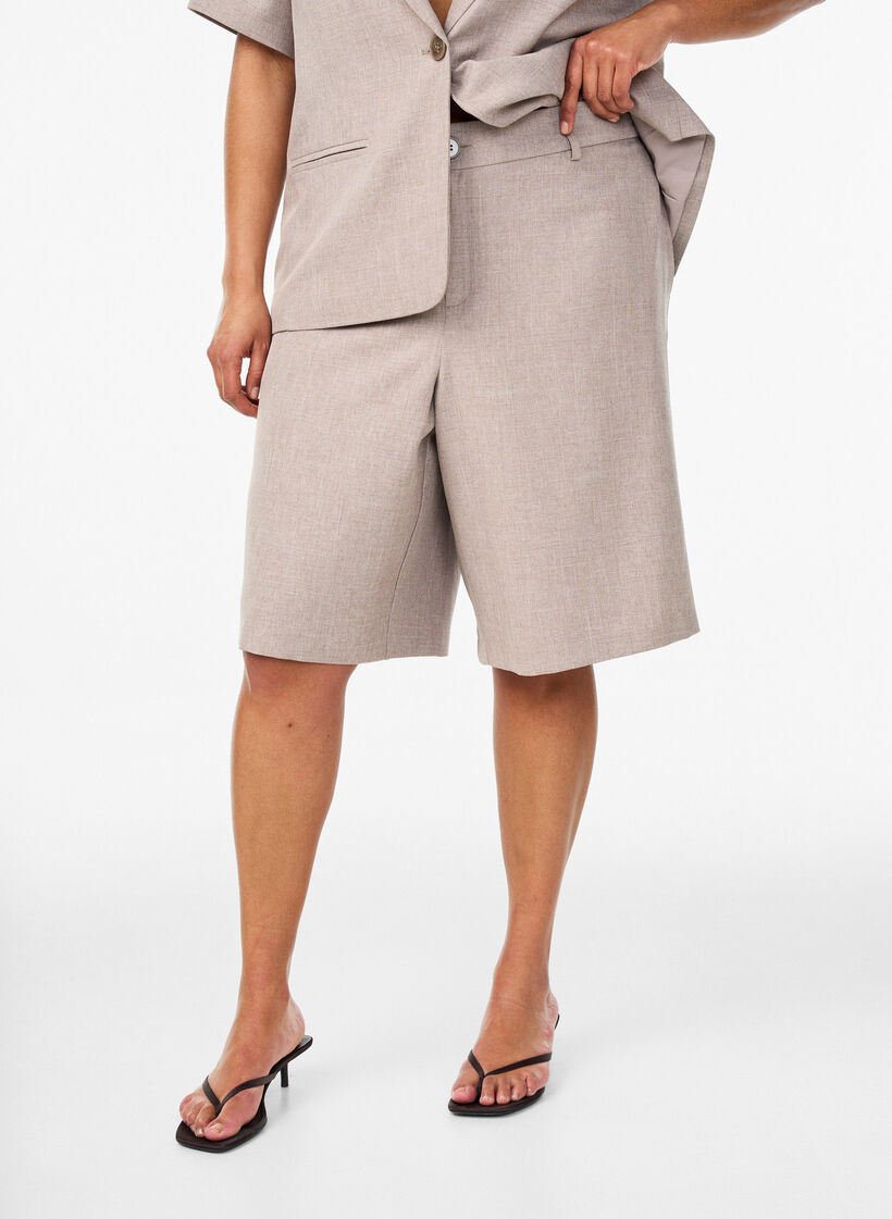 Lockere Bermudashorts mit hoher Taille, Braun, Model