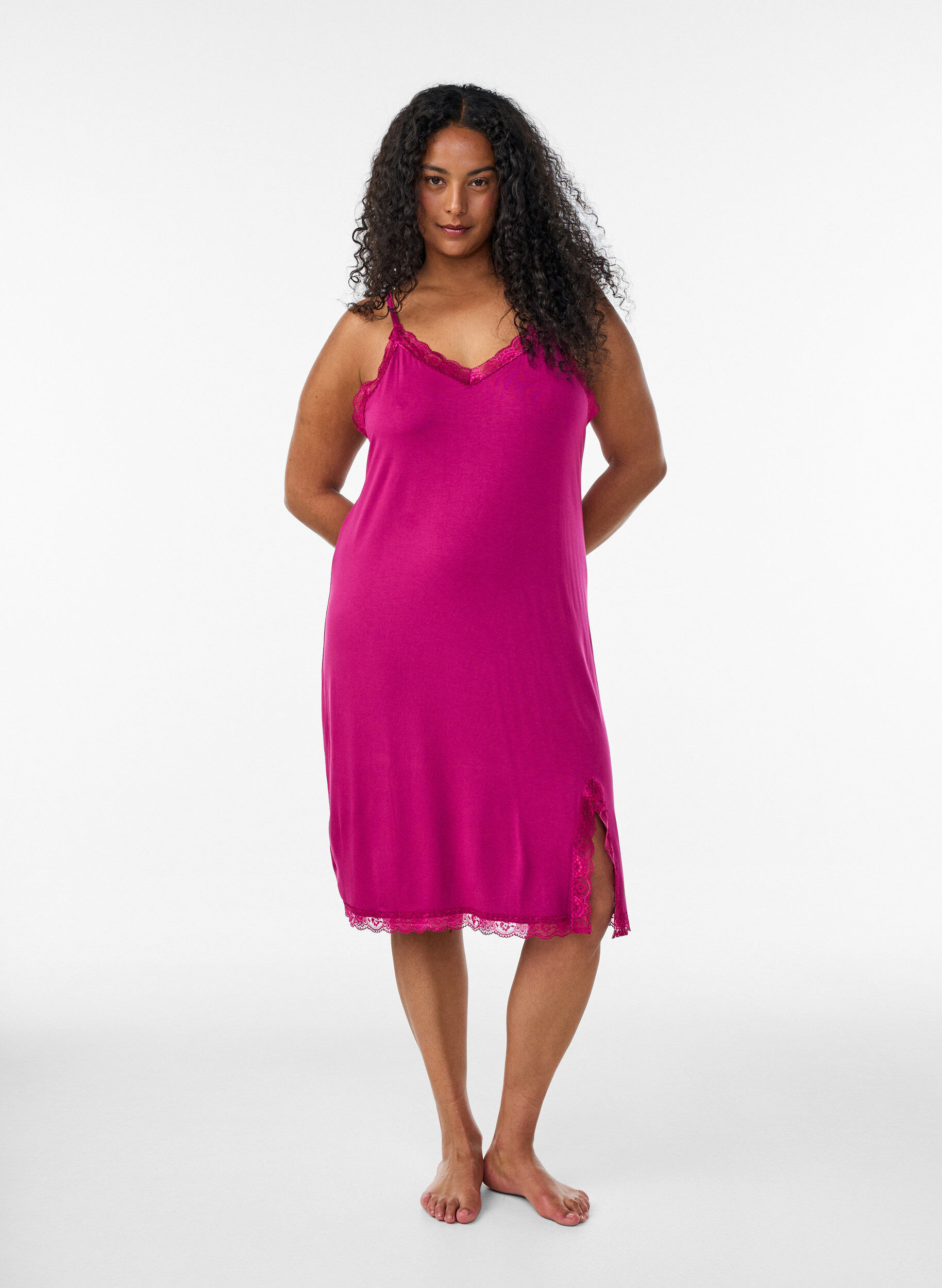 ZizziNachthemd aus Viskose mit Spitze und Schlitzen, Rot, Model image number 0