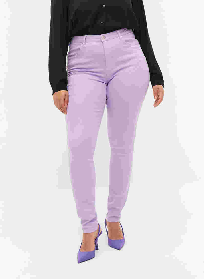 Hochtaillierte Amy Jeans mit Super Slim Passform, Lavender, Model image number 3