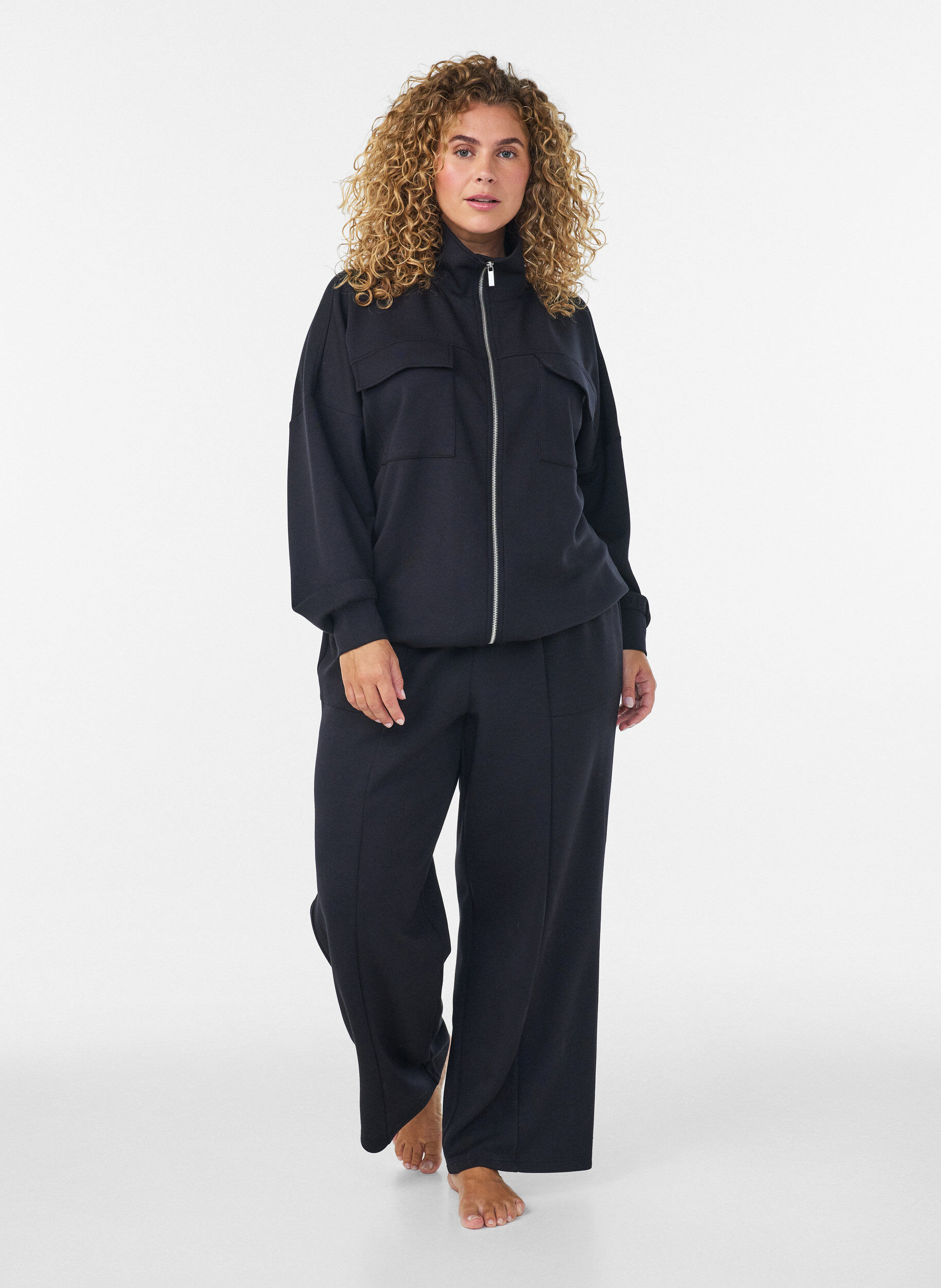 Lockere Hose aus Jersey mit hoher Taille und Taschen, Schwarz, Model