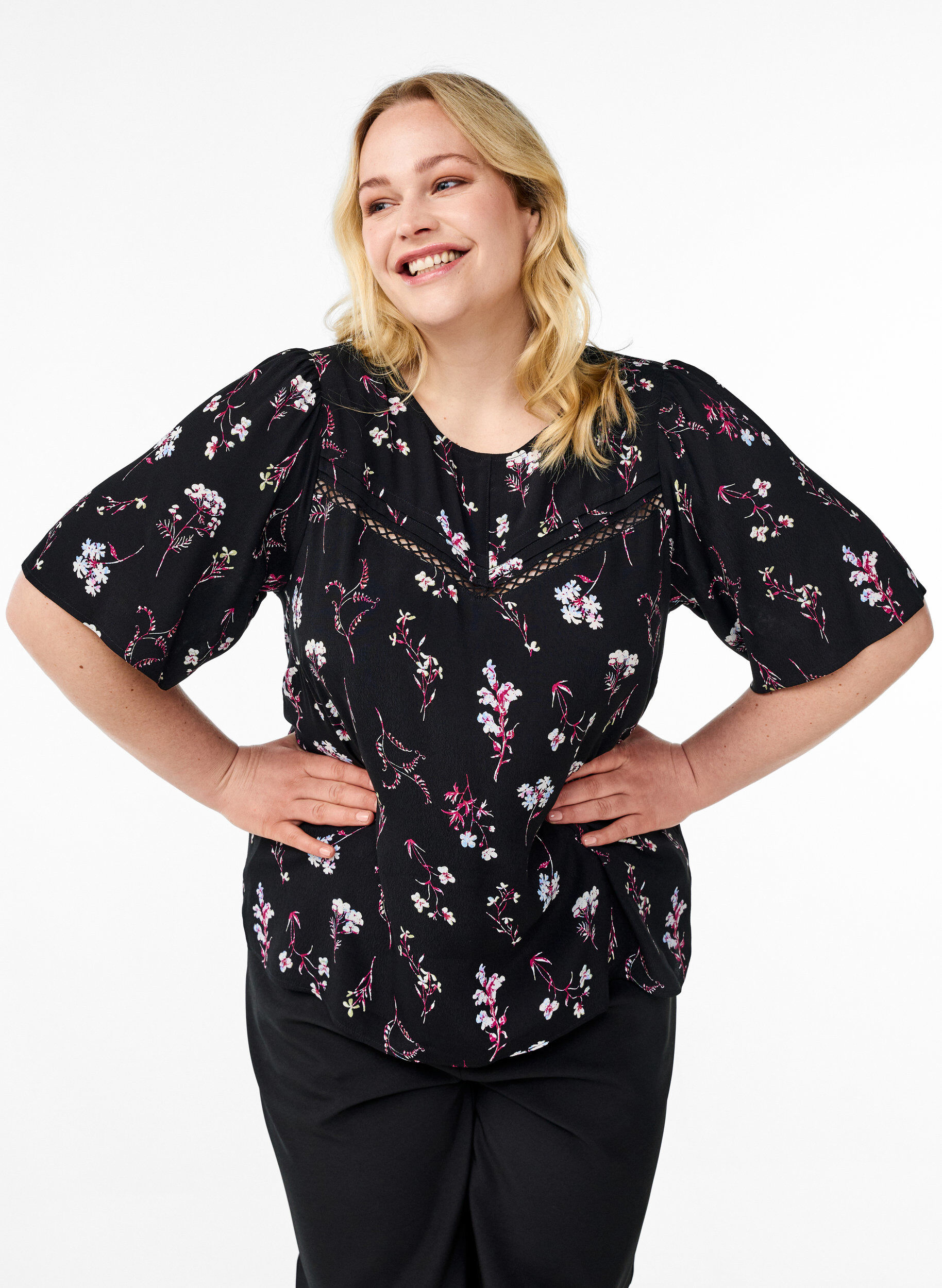 Gebl&uuml;mte Bluse mit kurzen &Auml;rmeln, Schwarz, Model