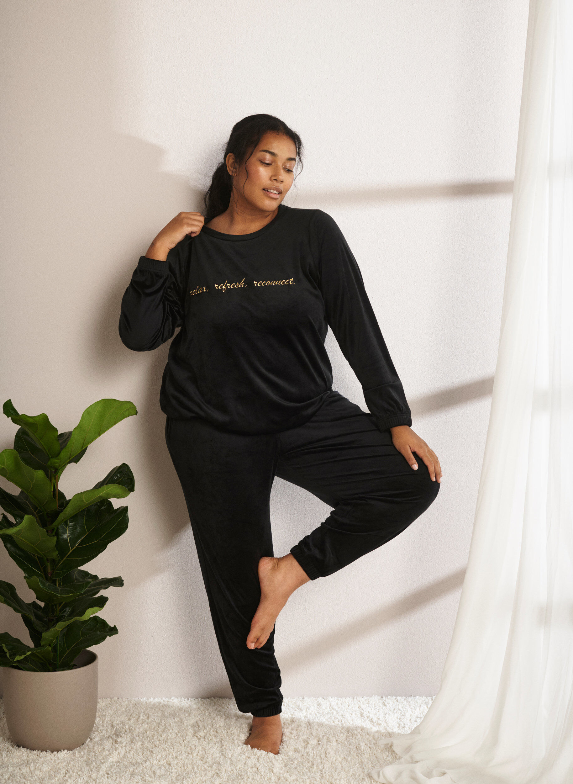 ZizziVeloursbluse mit aufgesticktem Text, Black, Image image number 0