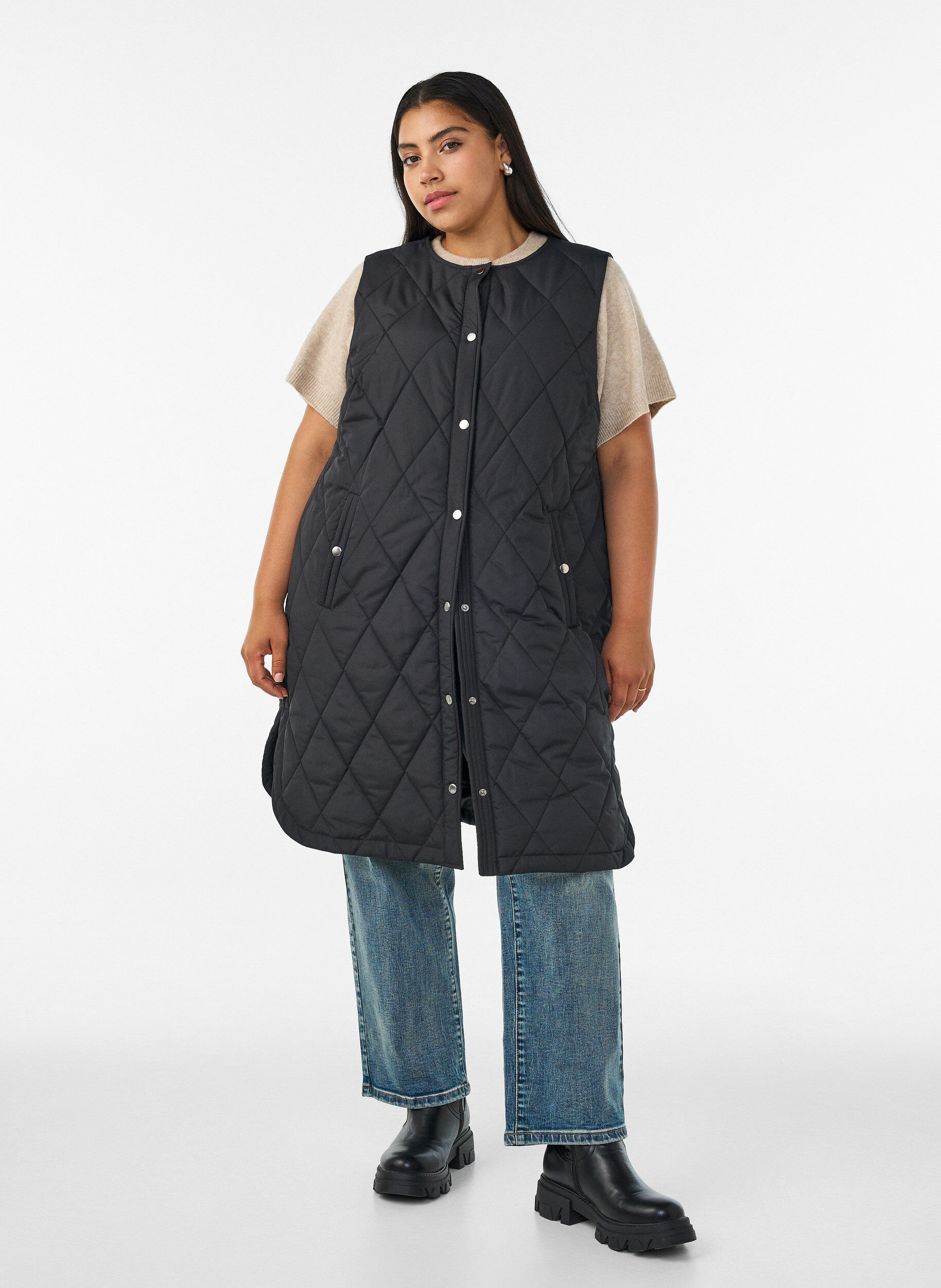 ZizziLange Steppweste mit Druckkn&ouml;pfen, Schwarz, Model image number 1