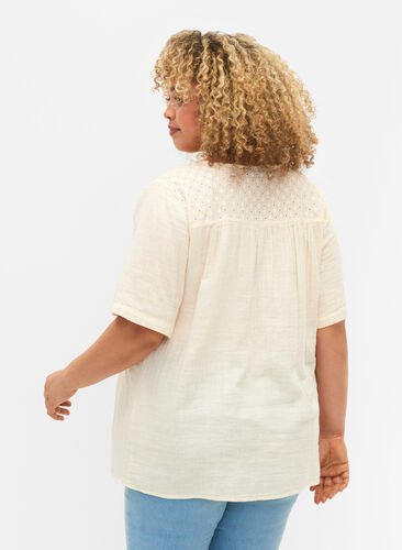 Bluse aus Baumwolle mit Stickerei und kurzen Ärmeln, Buttercream, Model image number 1