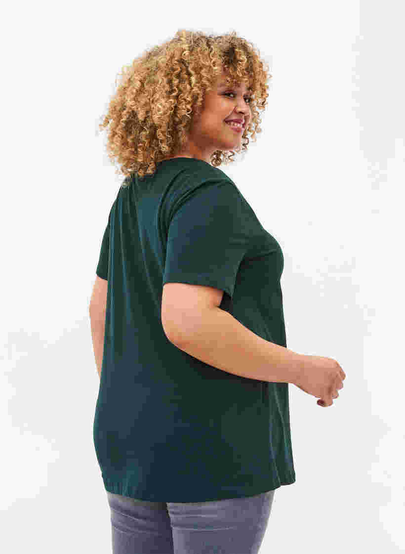 Einfarbiges basic T-Shirt aus Baumwolle, Scarab, Model image number 1