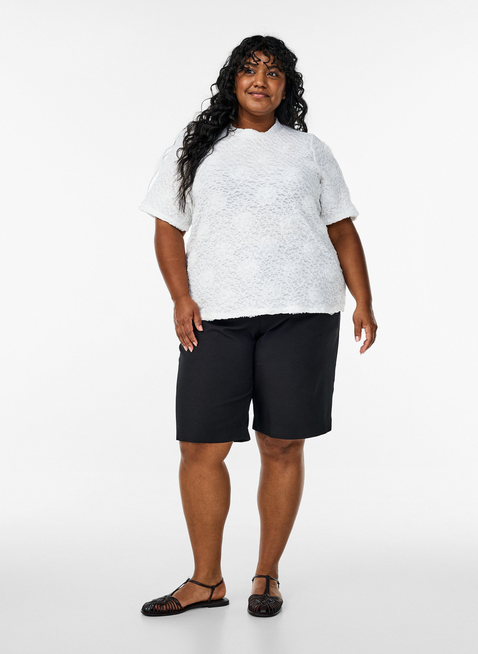 ZizziBluse mit 3D-Blumen und kurzen &Auml;rmeln, Wei&szlig;, Model image number 1