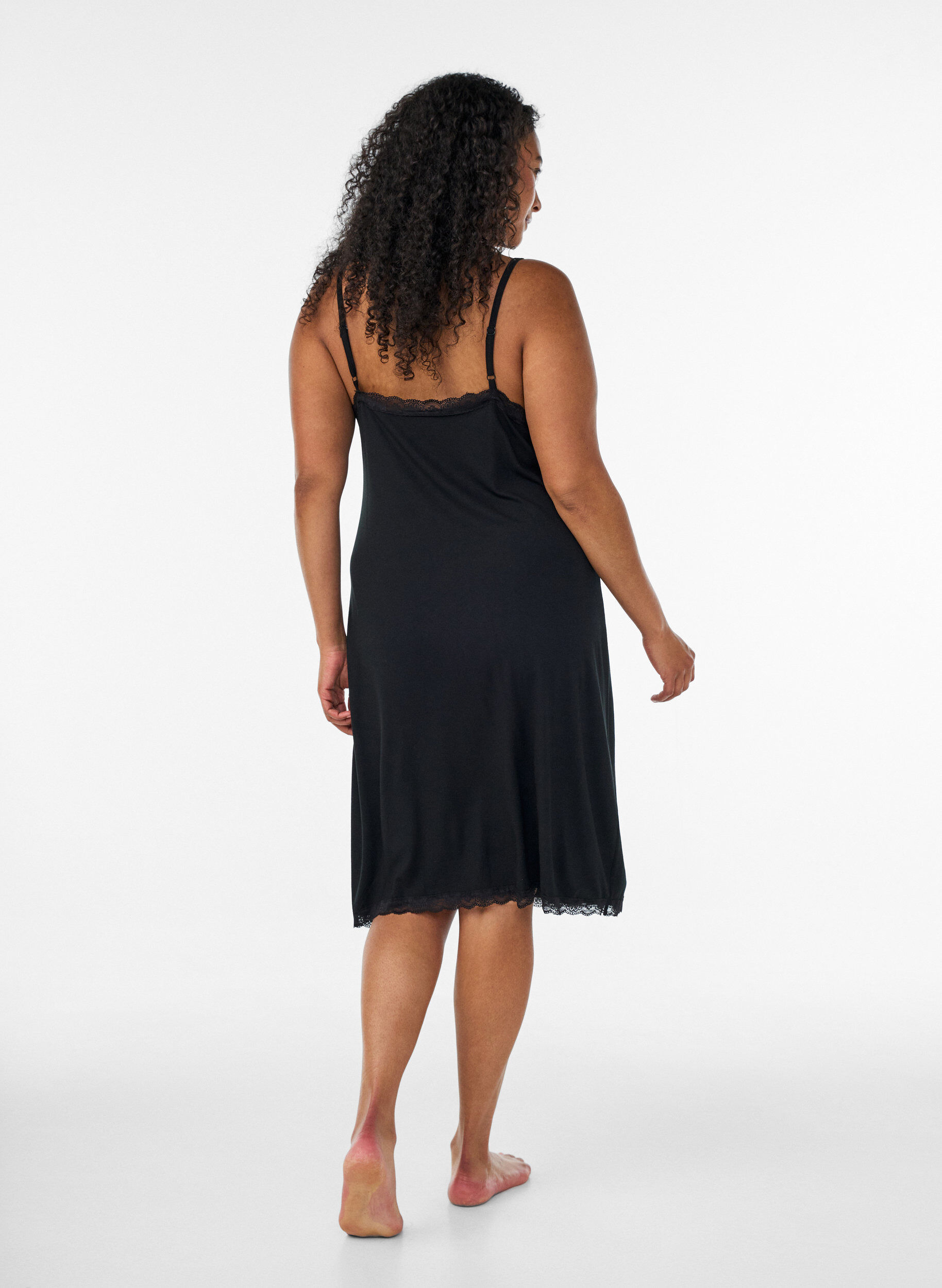 ZizziNachthemd aus Viskose mit Spitze und Schlitzen, Schwarz, Model image number 1