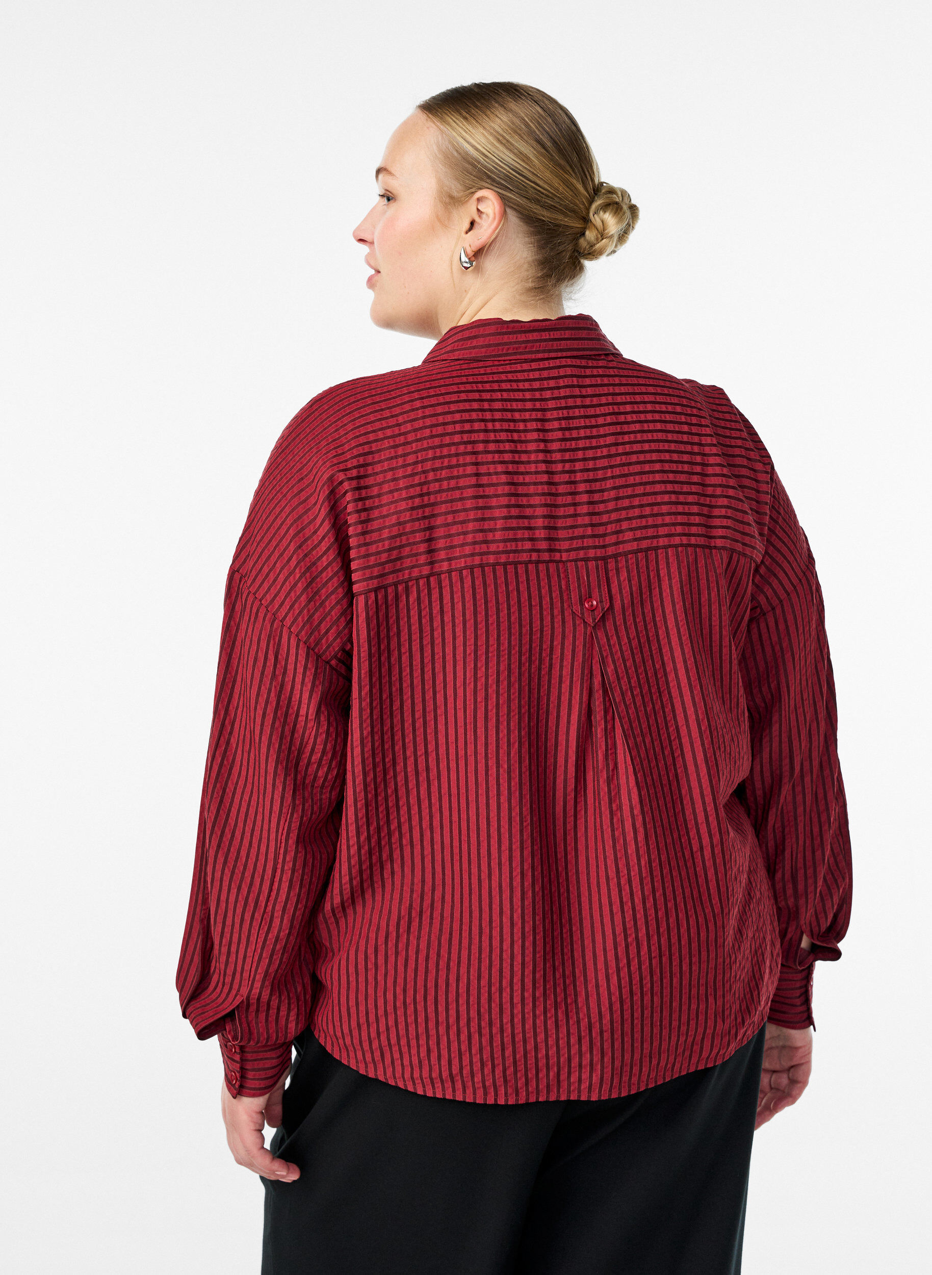 ZizziGestreifte Bluse mit Knopfdetail am R&uuml;cken, Rot, Model image number 2