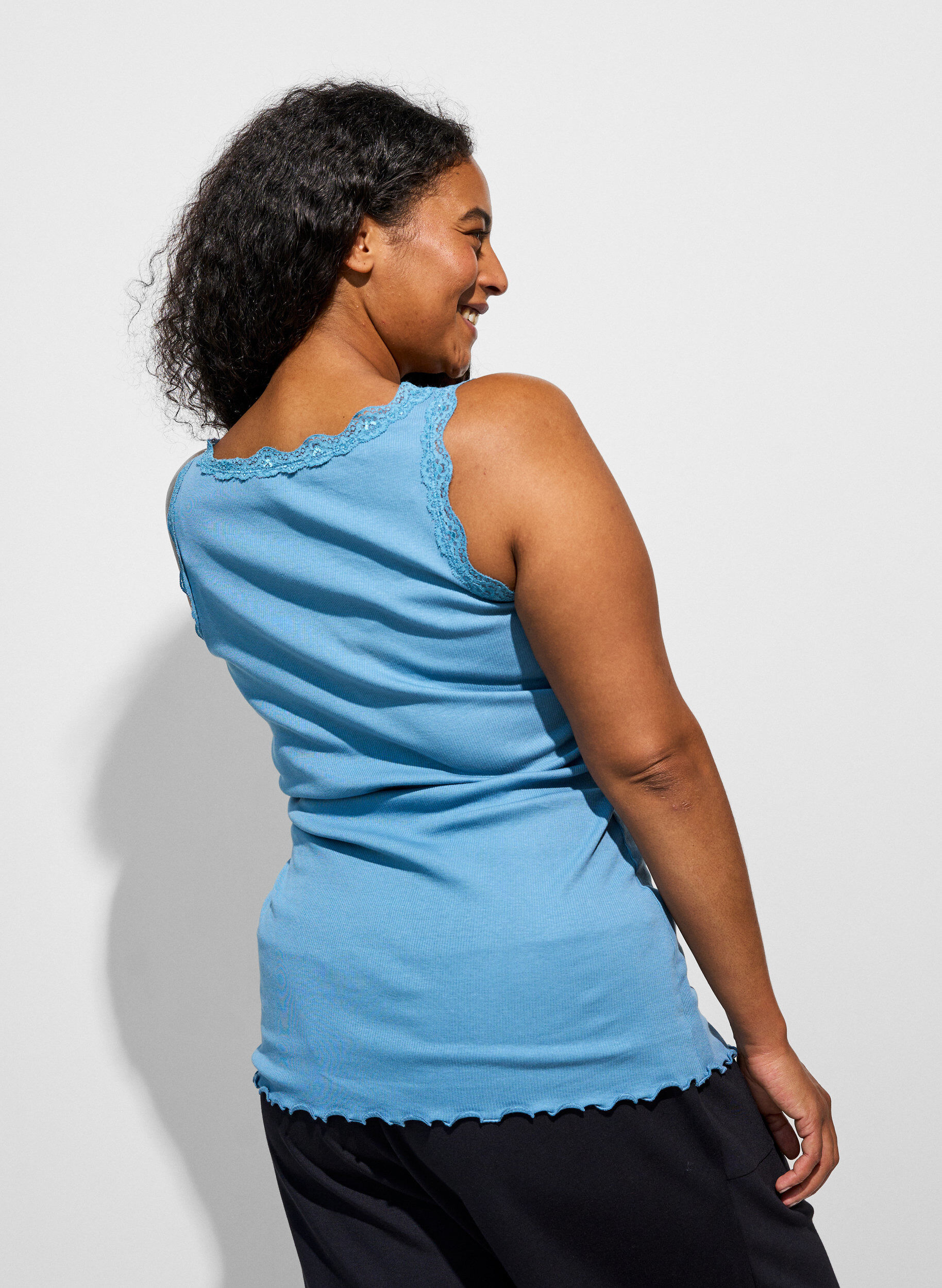 ZizziTop mit Spitzensaum, Blau, Model image number 2