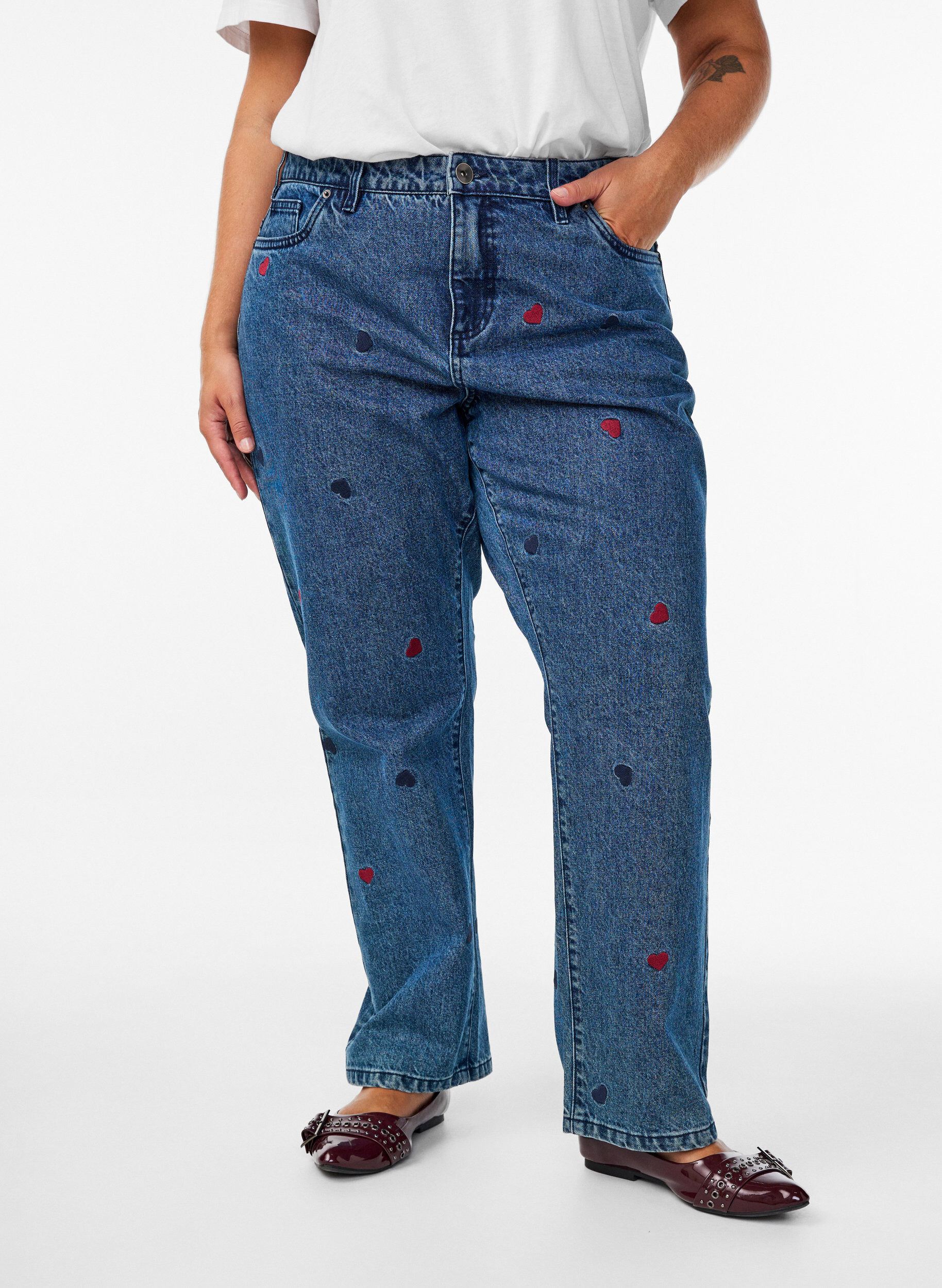 ZizziGemma Jeans mit hoher Taille und aufgestickten Details, Blau, Model image number 2