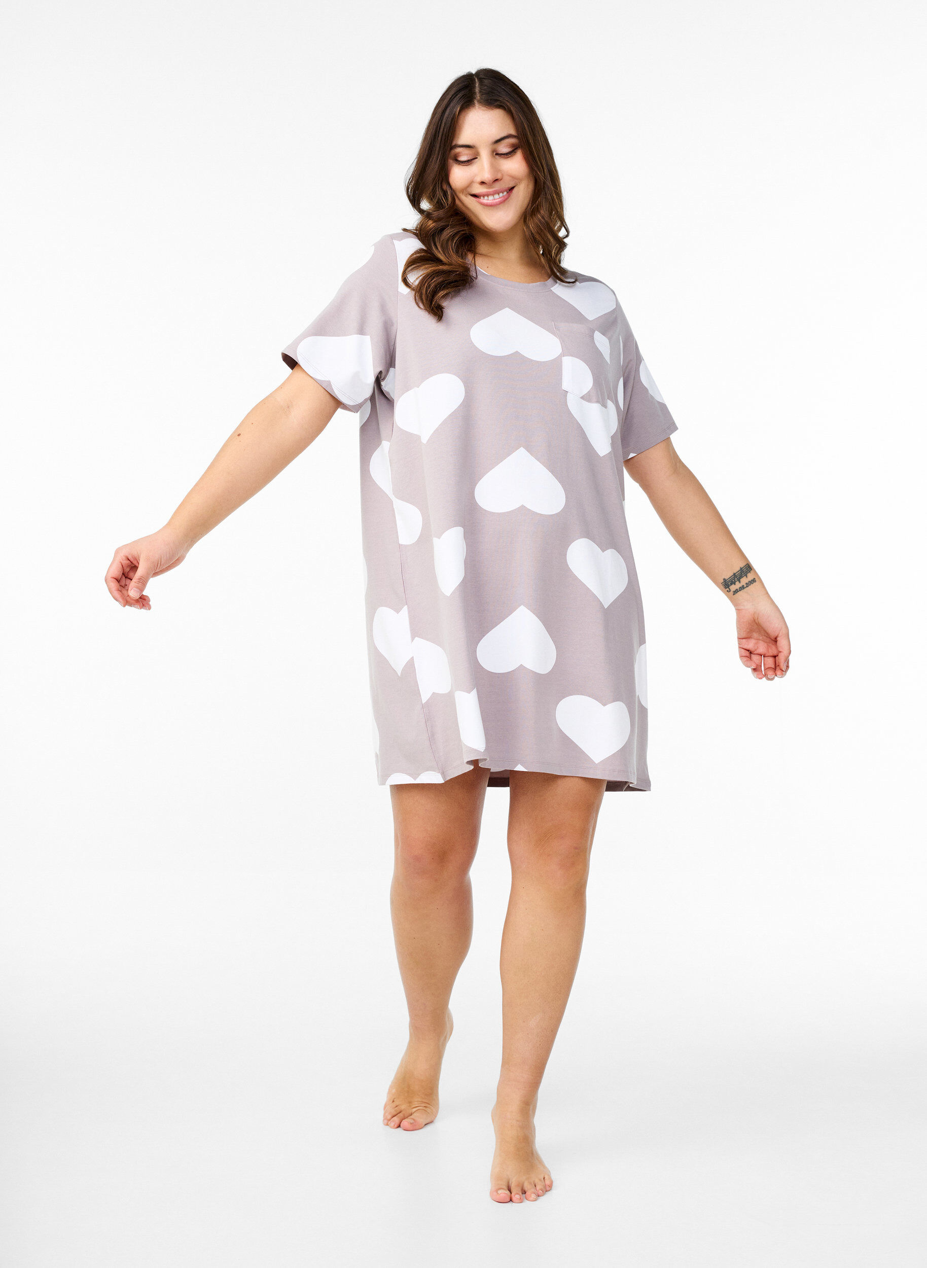 ZizziLanges Nachtshirt aus Modal-Mischung mit Herzen, Grau, Model image number 1