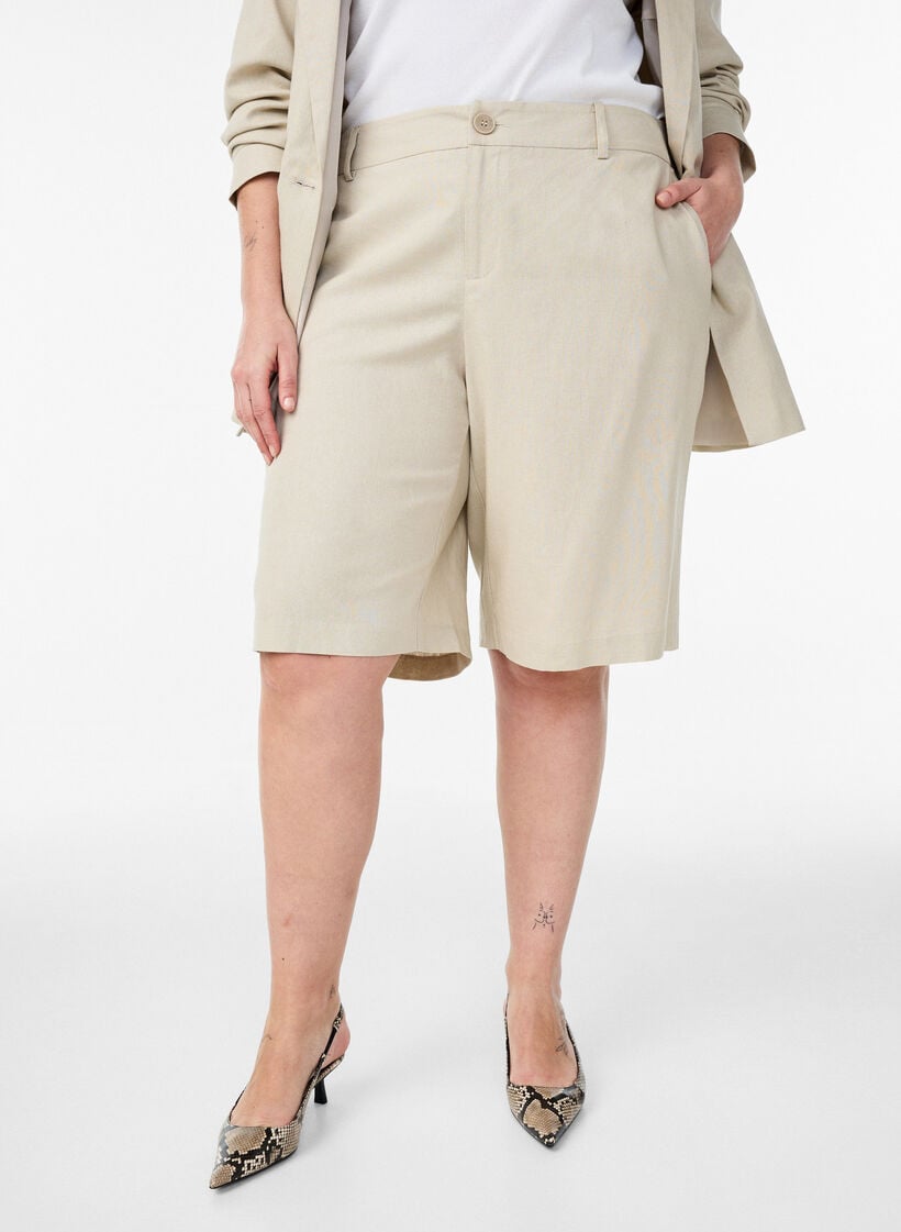 Hoch taillierte Bermudashorts aus Leinen und Viskose, Beige, Model image number 3