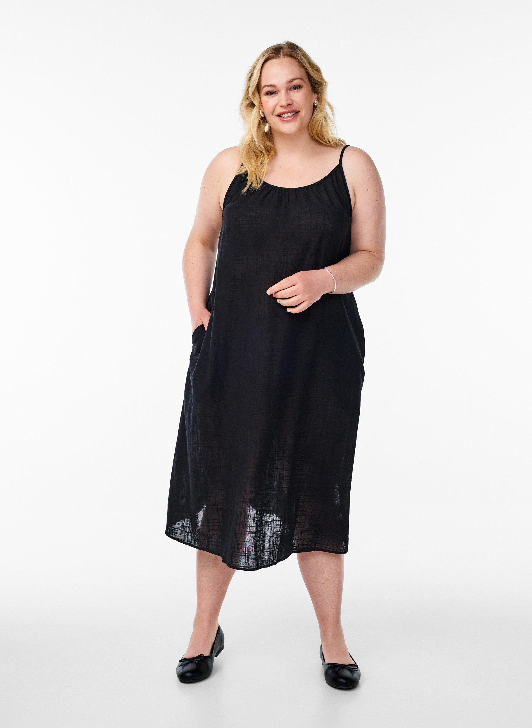 FLASH - Baumwollkleid mit Midi-L&auml;nge und Tr&auml;gern, Schwarz, Model