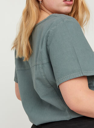 Kurzarm Bluse aus Baumwolle mit V-Ausschnitt, Balsam Green, Model image number 2