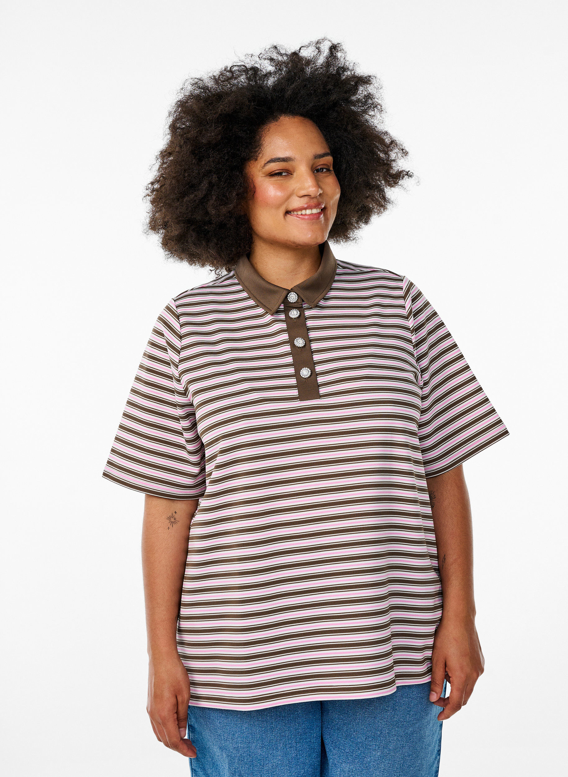 Gestreiftes Poloshirt mit kurzen &Auml;rmeln und Kn&ouml;pfen, Braun, Model