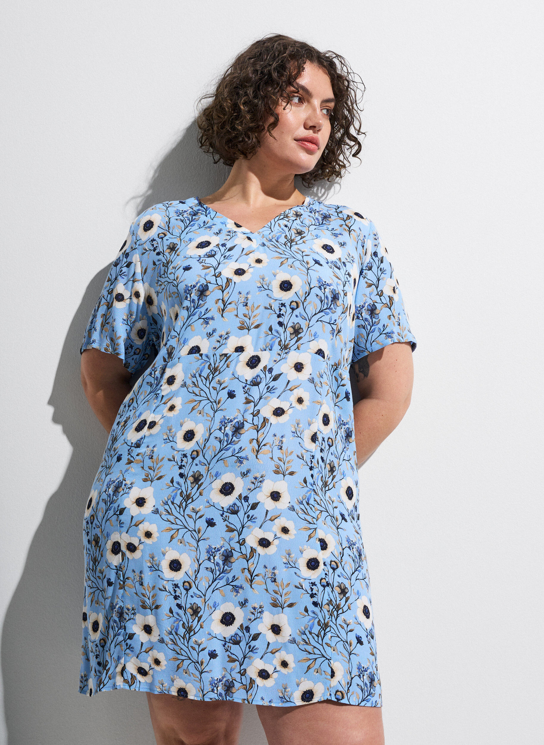 Kurzes Kleid mit Blumendruck