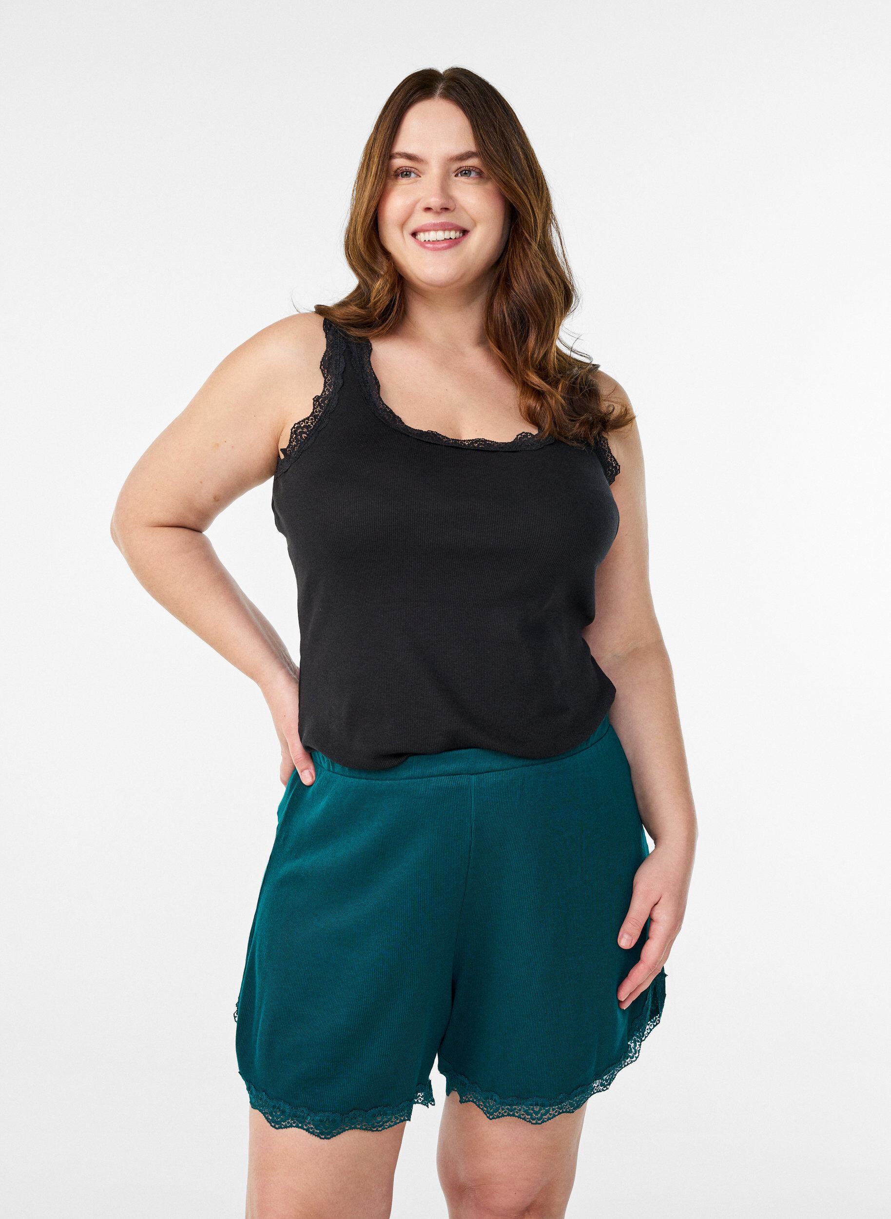 ZizziLockere Nachtshorts aus geripptem Material mit Spitzensaum, Gr&uuml;n, Model image number 0