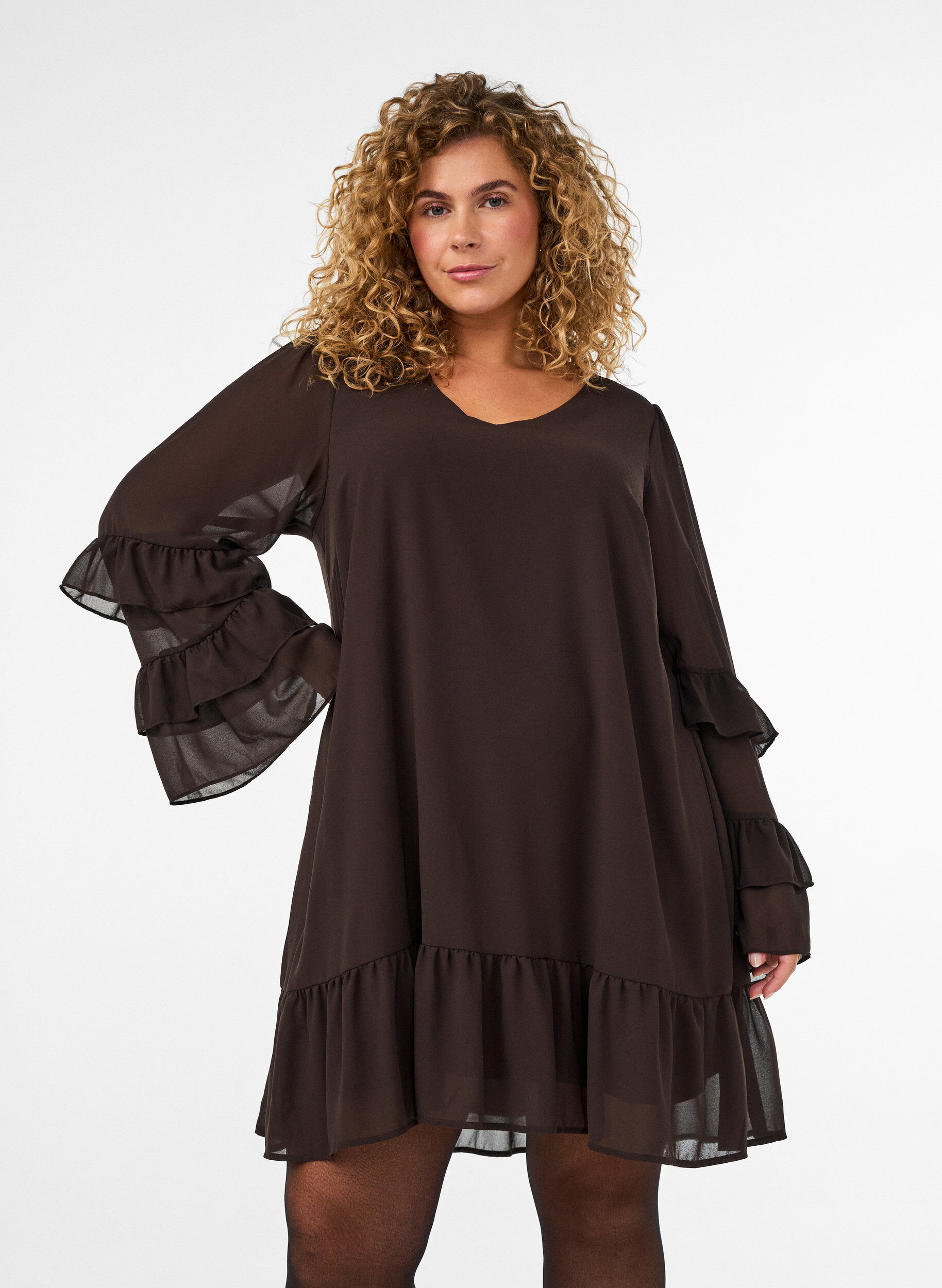Kurzes Kleid mit transparenten R&uuml;schen&auml;rmeln, Braun, Model
