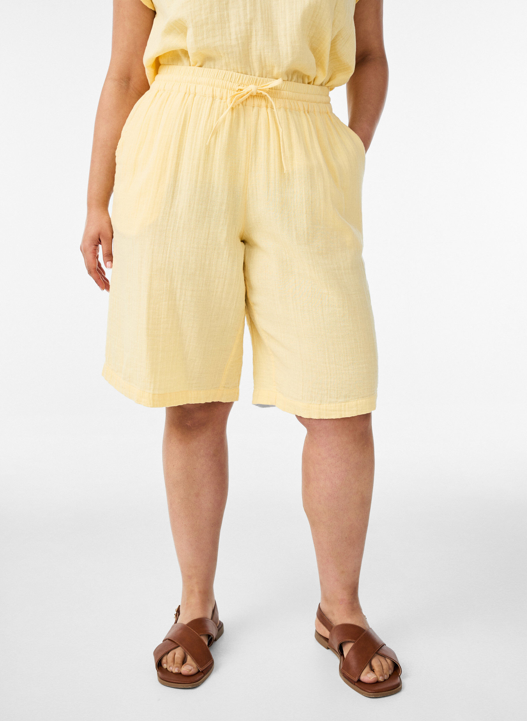 ZizziLockere Shorts aus Baumwollmusselin mit hoher Taille, Gelb, Model image number 0