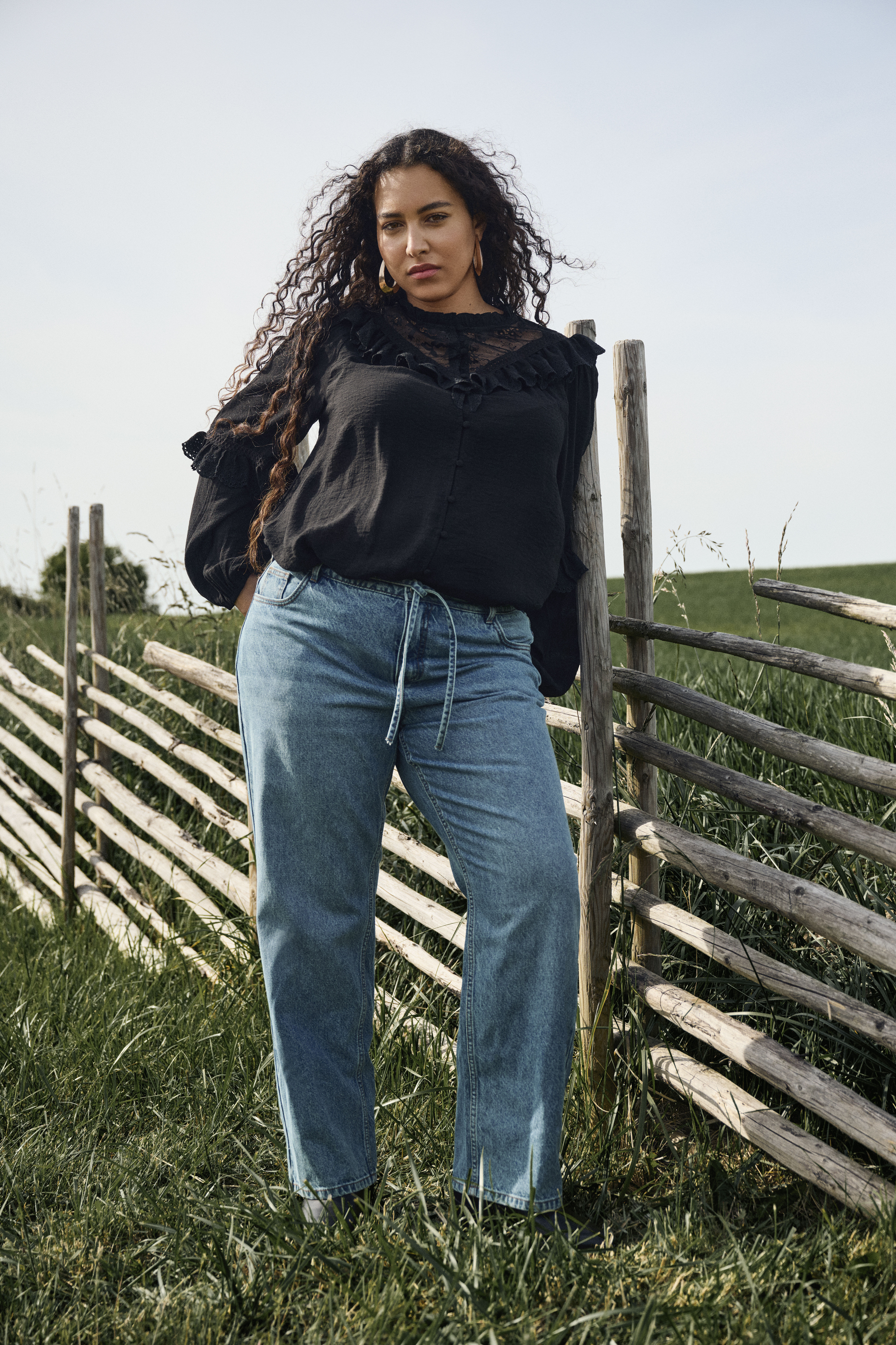 ZizziSchwarze Bluse mit R&uuml;schen und Spitze, , Model