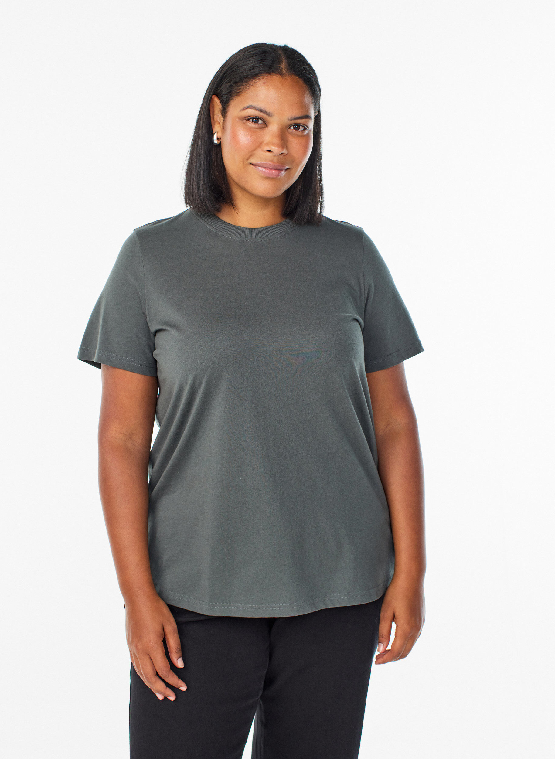 Basic-T-Shirt aus Baumwolle mit Rundhalsausschnitt, Gr&uuml;n, Model