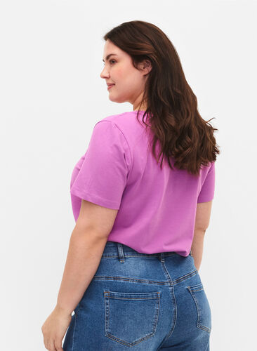 Einfarbiges basic T-Shirt aus Baumwolle, Iris Orchid, Model image number 1