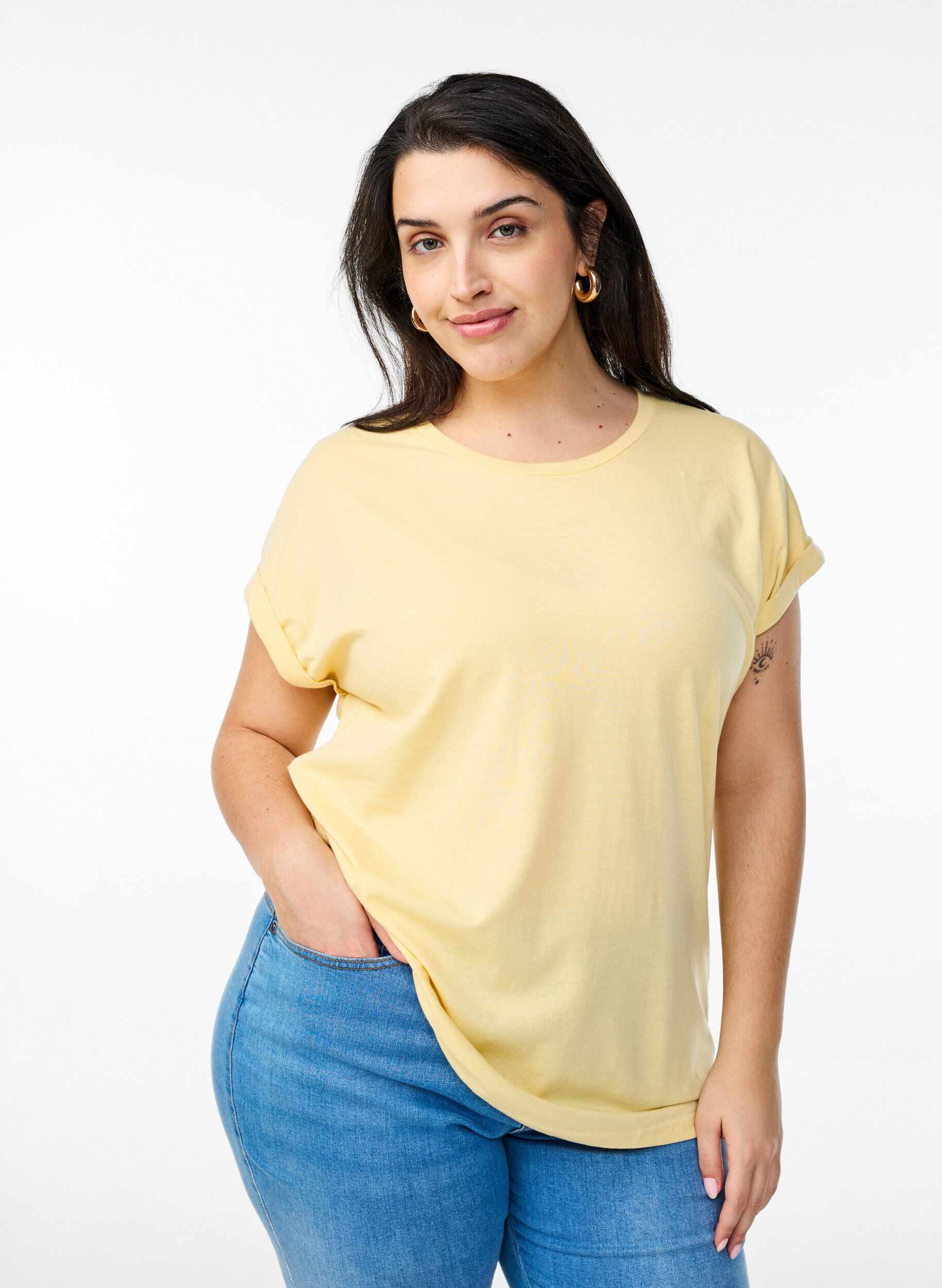Kurz&auml;rmliges T-Shirt aus einer Baumwollmischung, Gelb, Model