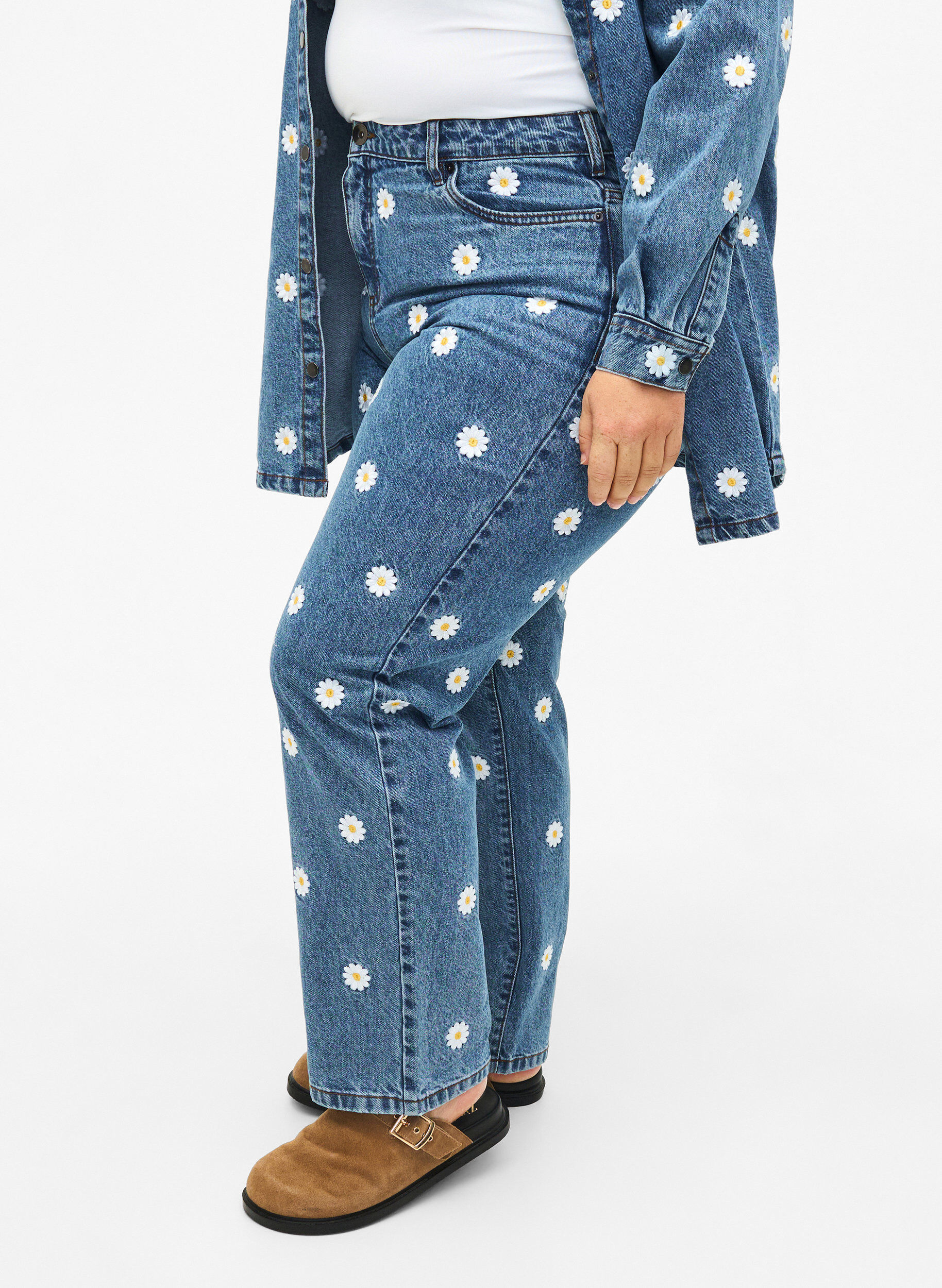 Zizzi Gemma Jeans mit hoher Taille und G&auml;nsebl&uuml;mchen, Blau, Model image number 2