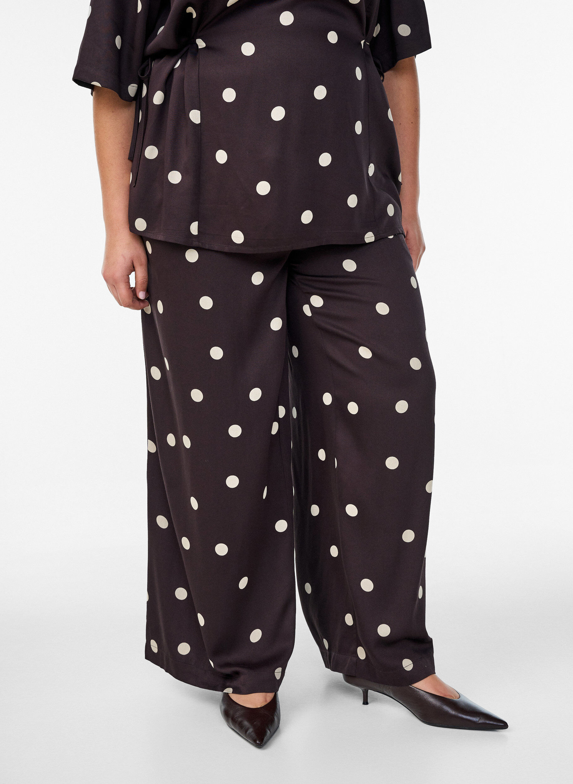 ZizziHose aus Viskose mit Polka Dots und weitem Bein, Braun, Model image number 3